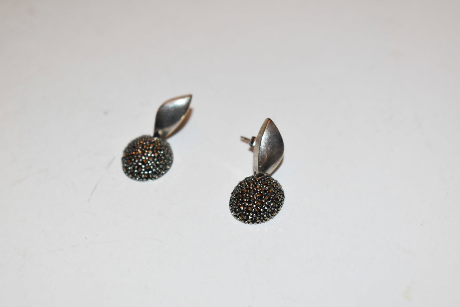 Vintage Sterling Silver marcasite Earrings: Vintage Sterling Silver marcasite Earrings Please view all photos as they are part of the description and condition of this Item, Feel free to contact me with questions or picture requests! Used Item 