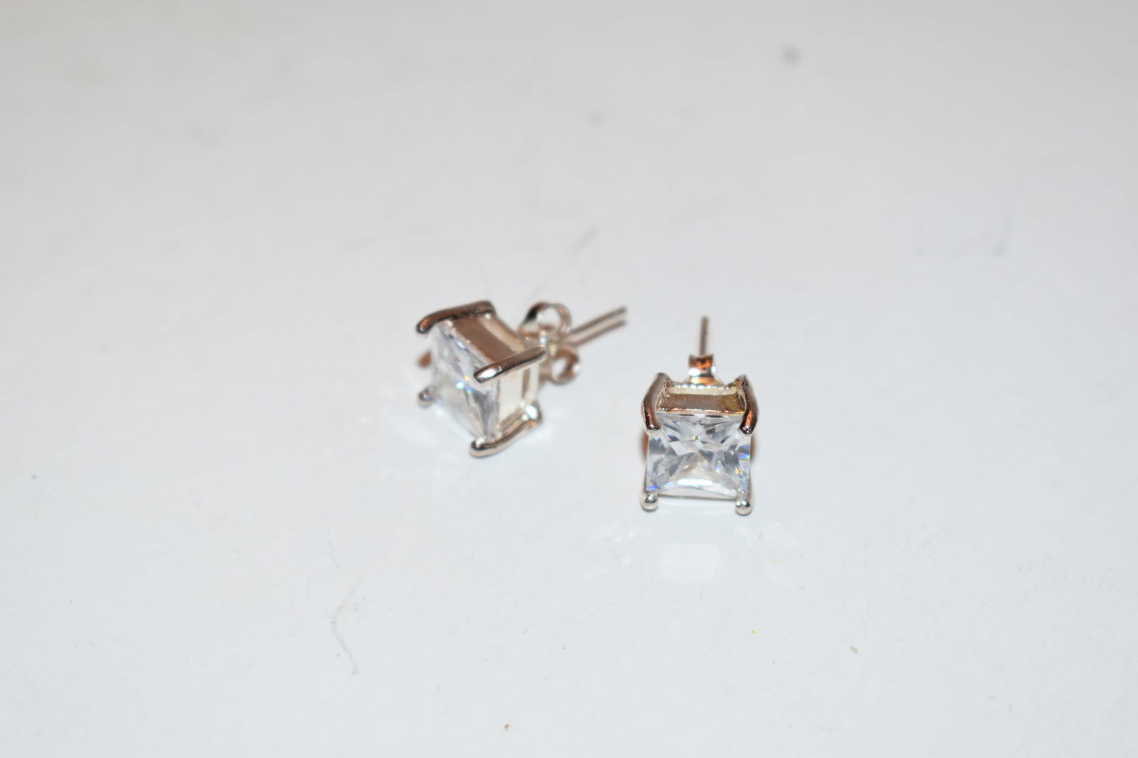 Vintage Sterling Silver rhinestone post Earrings: Vintage Sterling Silver rhinestone post Earrings Please view all photos as they are part of the description and condition of this Item, Feel free to contact me with questions or picture requests! Used