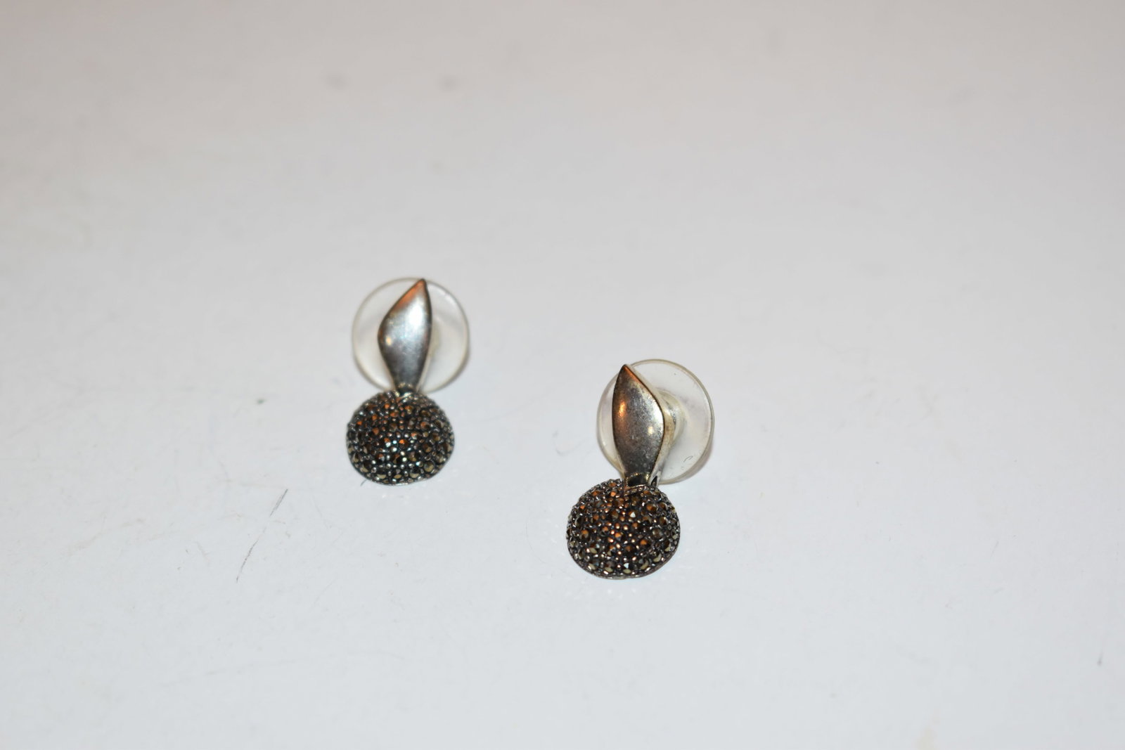 Vintage Sterling Silver marcasite Earrings: Vintage Sterling Silver marcasite Earrings Please view all photos as they are part of the description and condition of this Item, Feel free to contact me with questions or picture requests! Used Item 