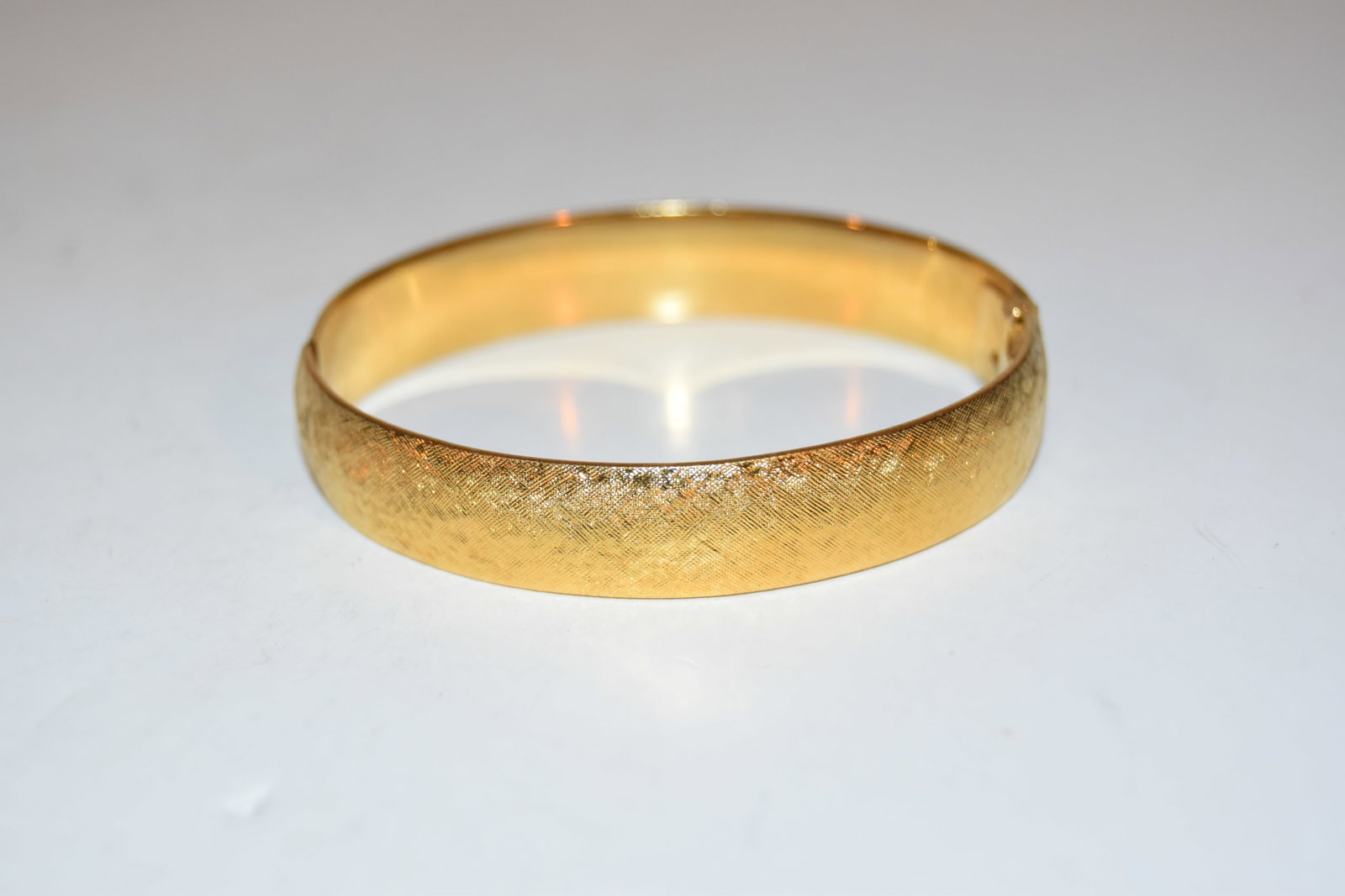 Vintage goldtone monet Bracelet 5": Vintage goldtone monet Bracelet 5" Please view all photos as they are part of the description and condition of this Item, Feel free to contact me with questions or picture requests! Used Item AS IS