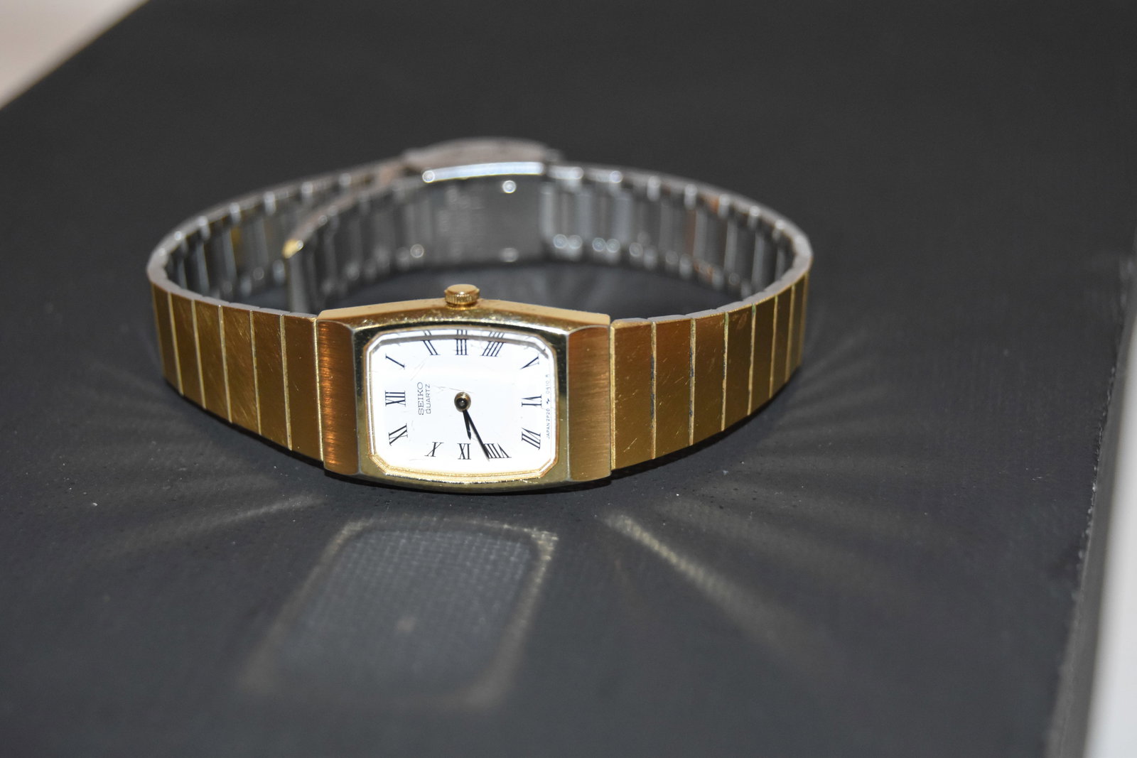 Seiko Ladies Dress Watch 2P20-5240 Vintage Quartz gold Tone Bracelet works: Seiko Ladies Dress Watch 2P20-5240 Vintage Quartz gold Tone Bracelet works Please view all photos as they are part of the description and condition of this Item, Feel free to contact me with questions