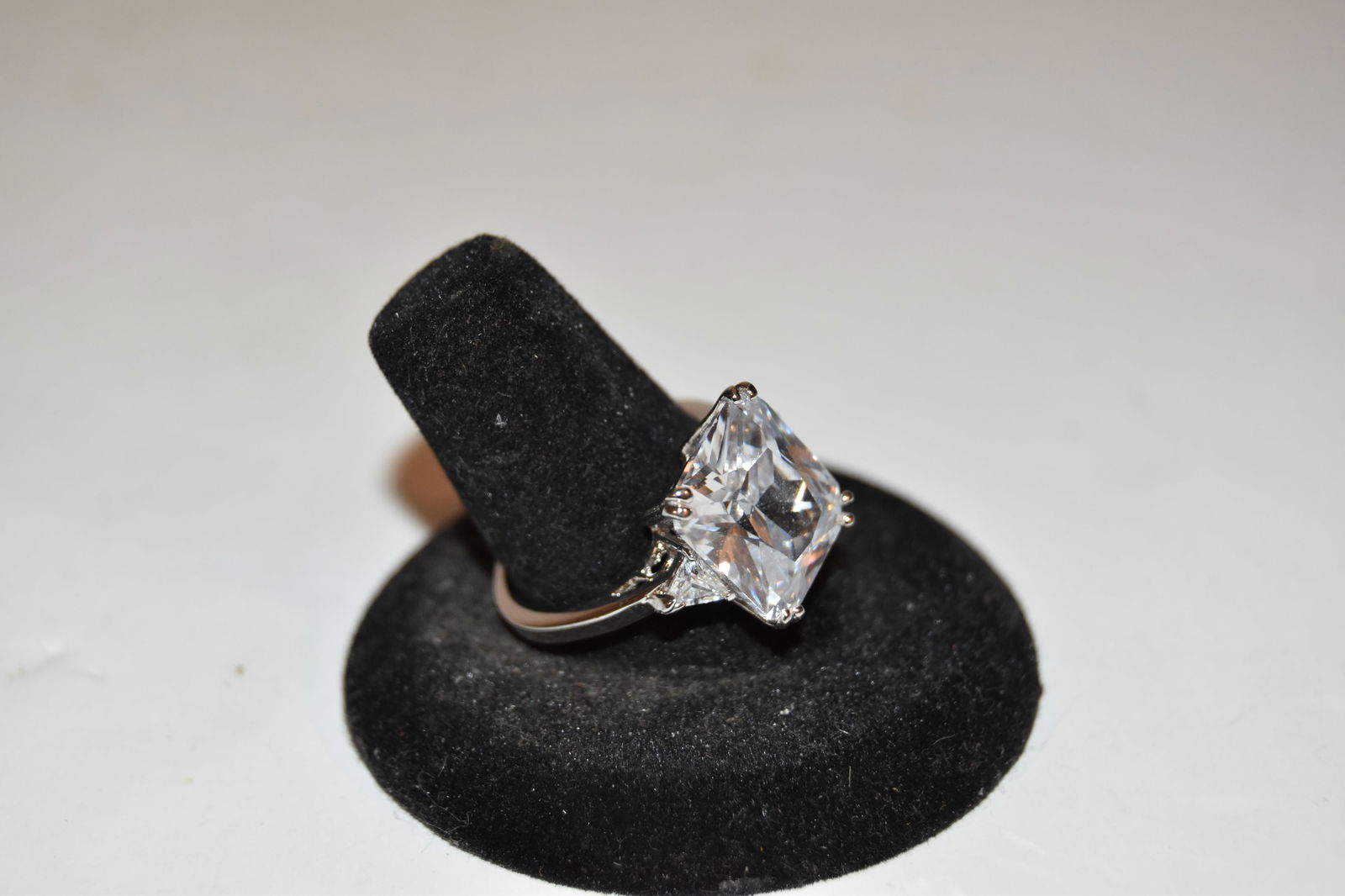 Vintage Sterling Silver CZ Ring sz 8 (1 of 5)