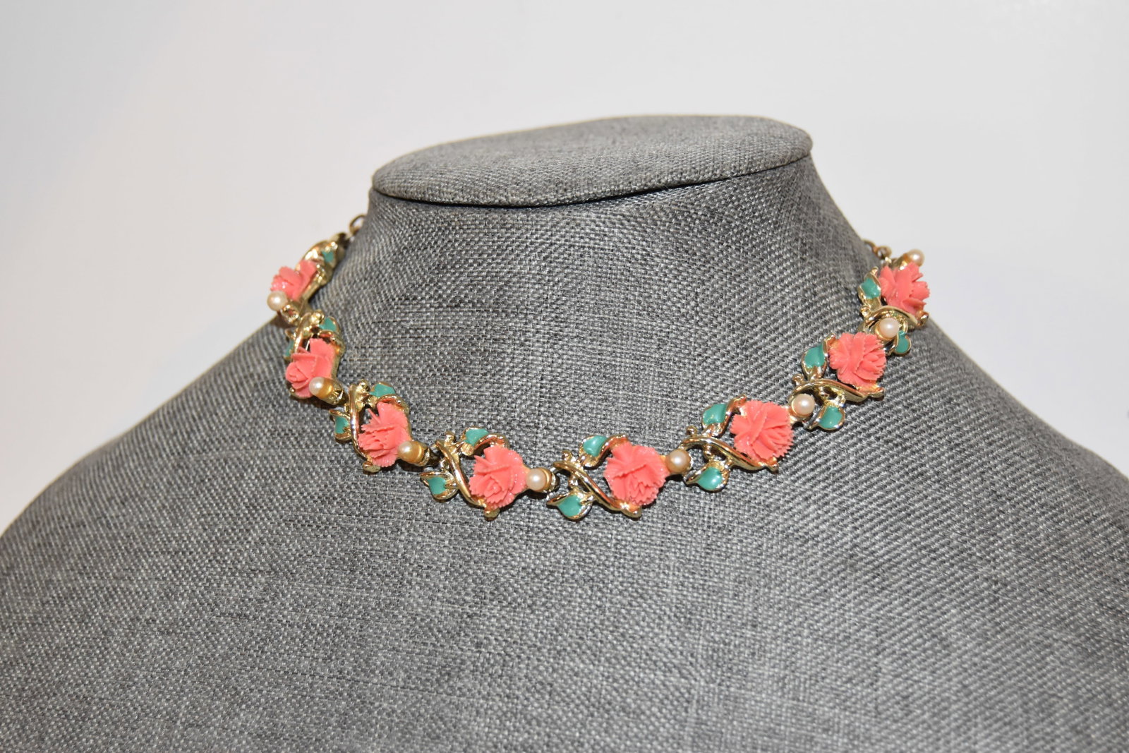 Vintage pink flower pearl choker Necklace 16": Vintage pink flower pearl choker Necklace 16" Please view all photos as they are part of the description and condition of this Item, Feel free to contact me with questions or picture requests! Used It