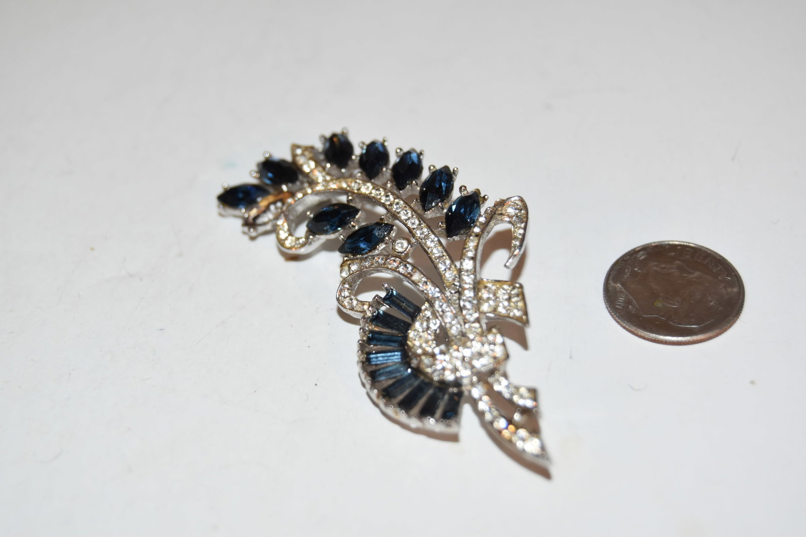 Joseph Wiesner N.Y. Vintage Pin Brooch Pendant missing 1 stone: Joseph Wiesner N.Y. Vintage Pin Brooch Pendant missing 1 stone Please view all photos as they are part of the description and condition of this Item, Feel free to contact me with questions or picture 