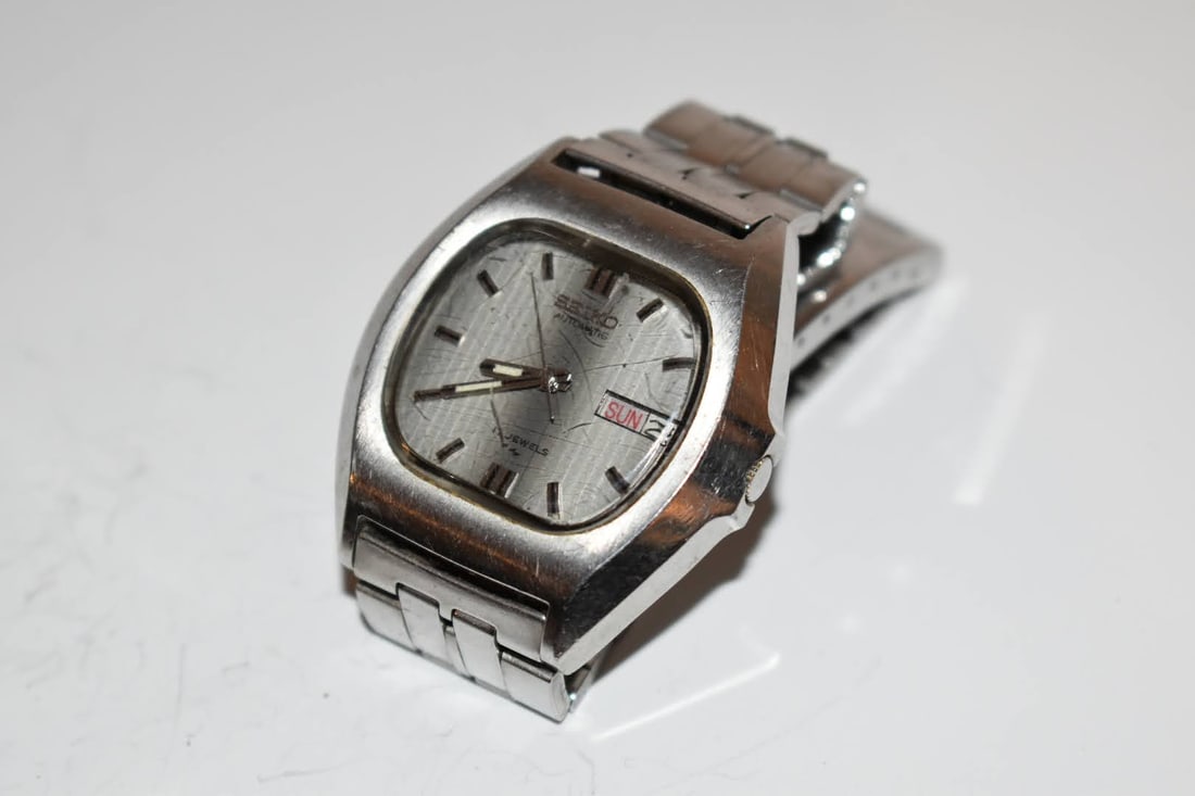 Vintage Men's Seiko 7009-5019 Automatic Watch 17 Jewels Works (1 of 6)