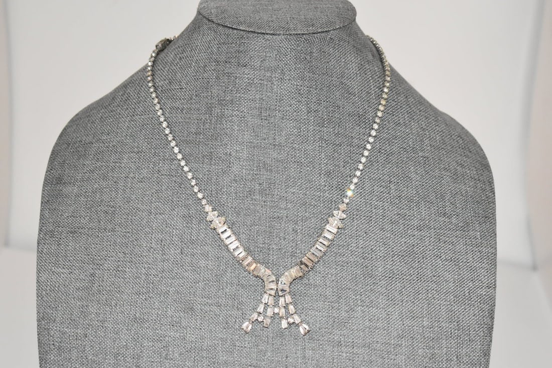 Vintage Elegant Rhinestone Necklace Crystal 18": Vintage Elegant Rhinestone Necklace Crystal 18" Please view all photos as they are part of the description and condition of this Item, Feel free to contact me with questions or picture requests! Used 