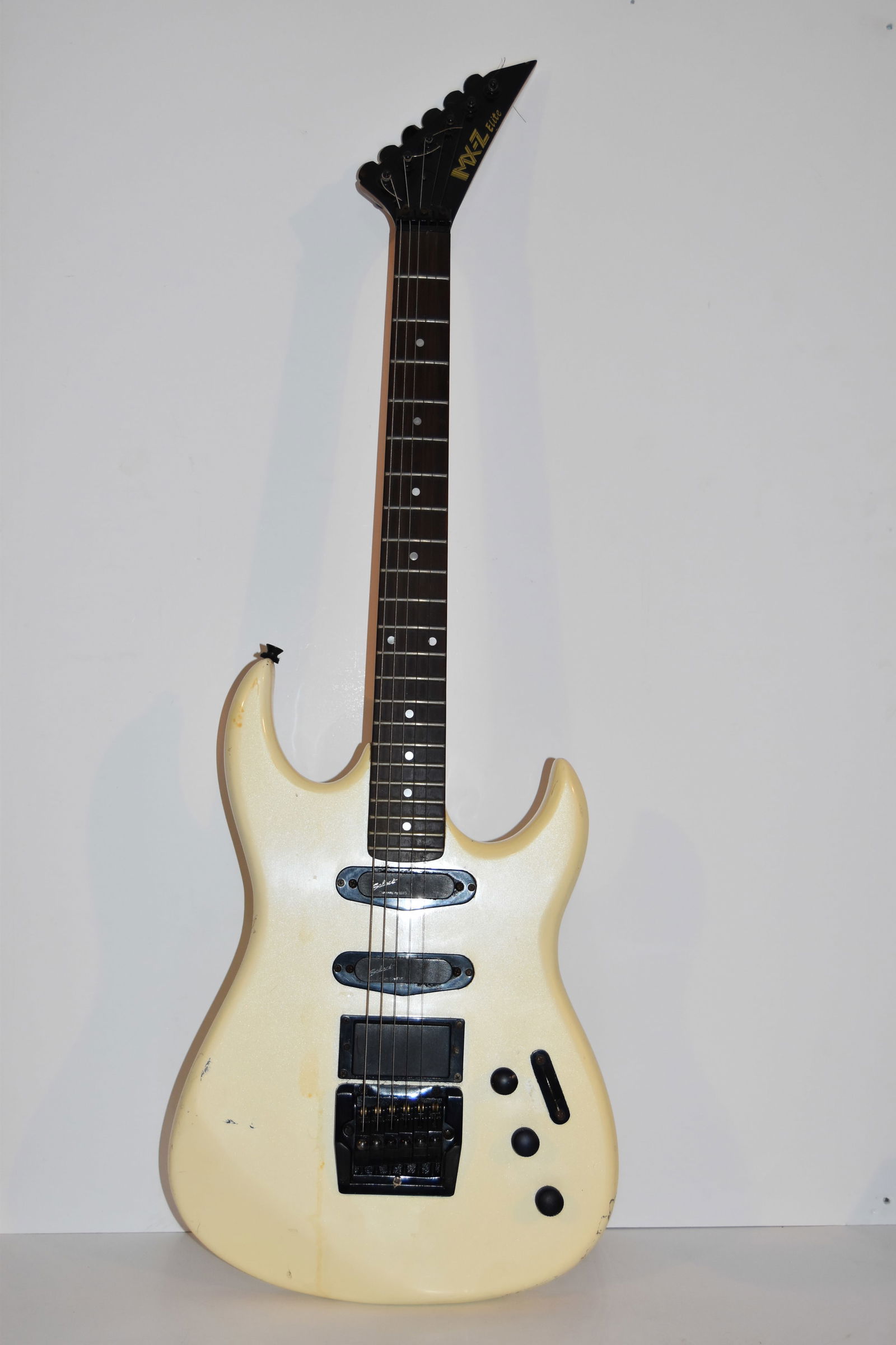 Vintage old MX-Z Elite 6 String Guitar needs work (1 of 6)