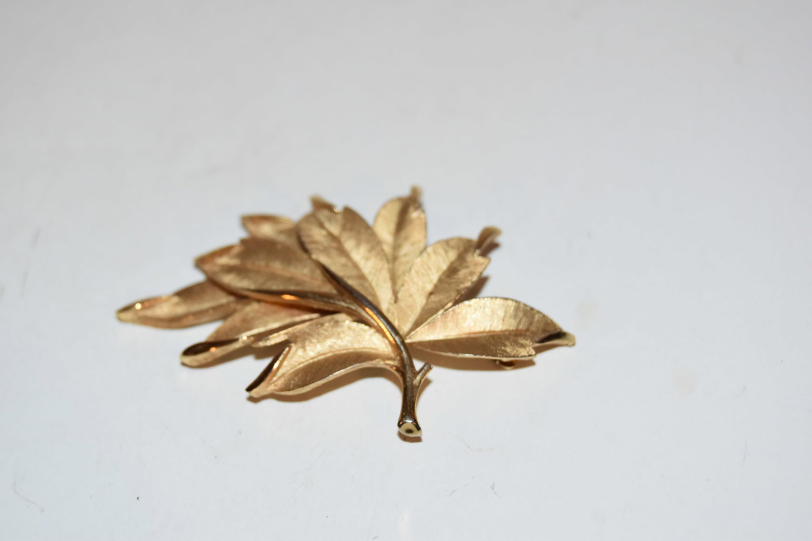 vintage trifari gold tone leaf brooch pin 2 3/4": vintage trifari gold tone leaf brooch pin 2 3/4" Please view all photos as they are part of the description and condition of this Item, Feel free to contact me with questions or picture requests! Used