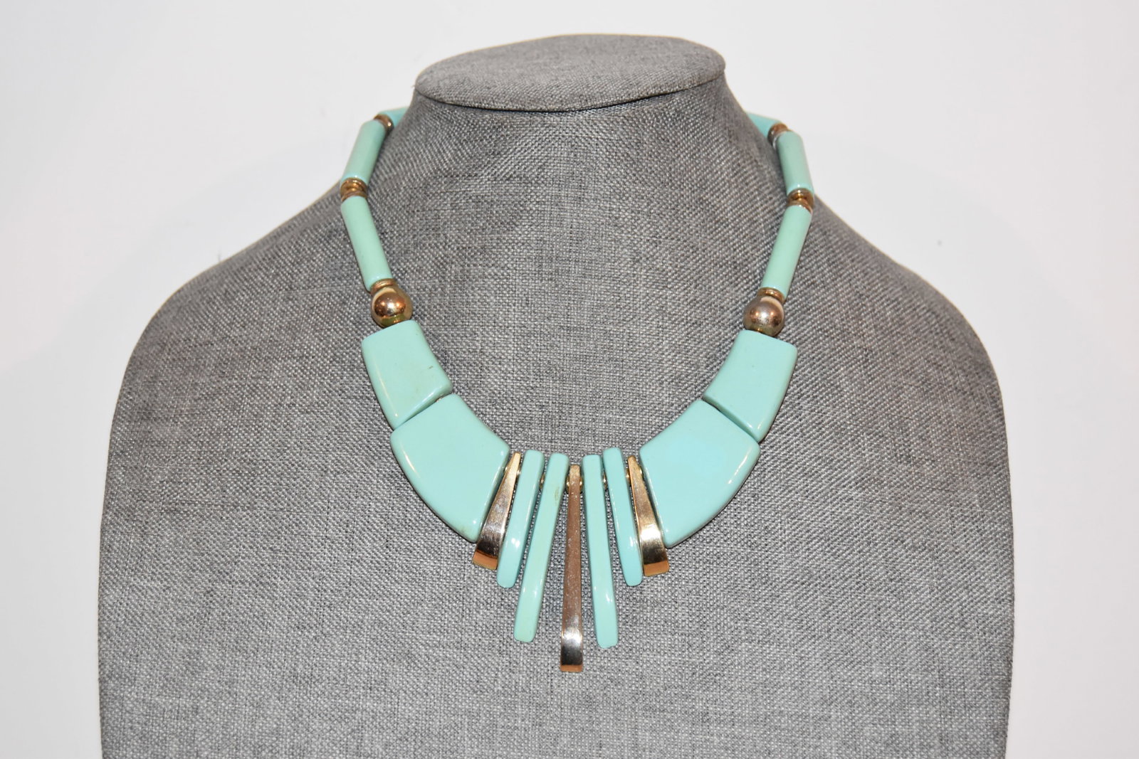 Vintage green ceramic japan choker Necklace 16": Vintage green ceramic japan choker Necklace 16" Please view all photos as they are part of the description and condition of this Item, Feel free to contact me with questions or picture requests! Used 