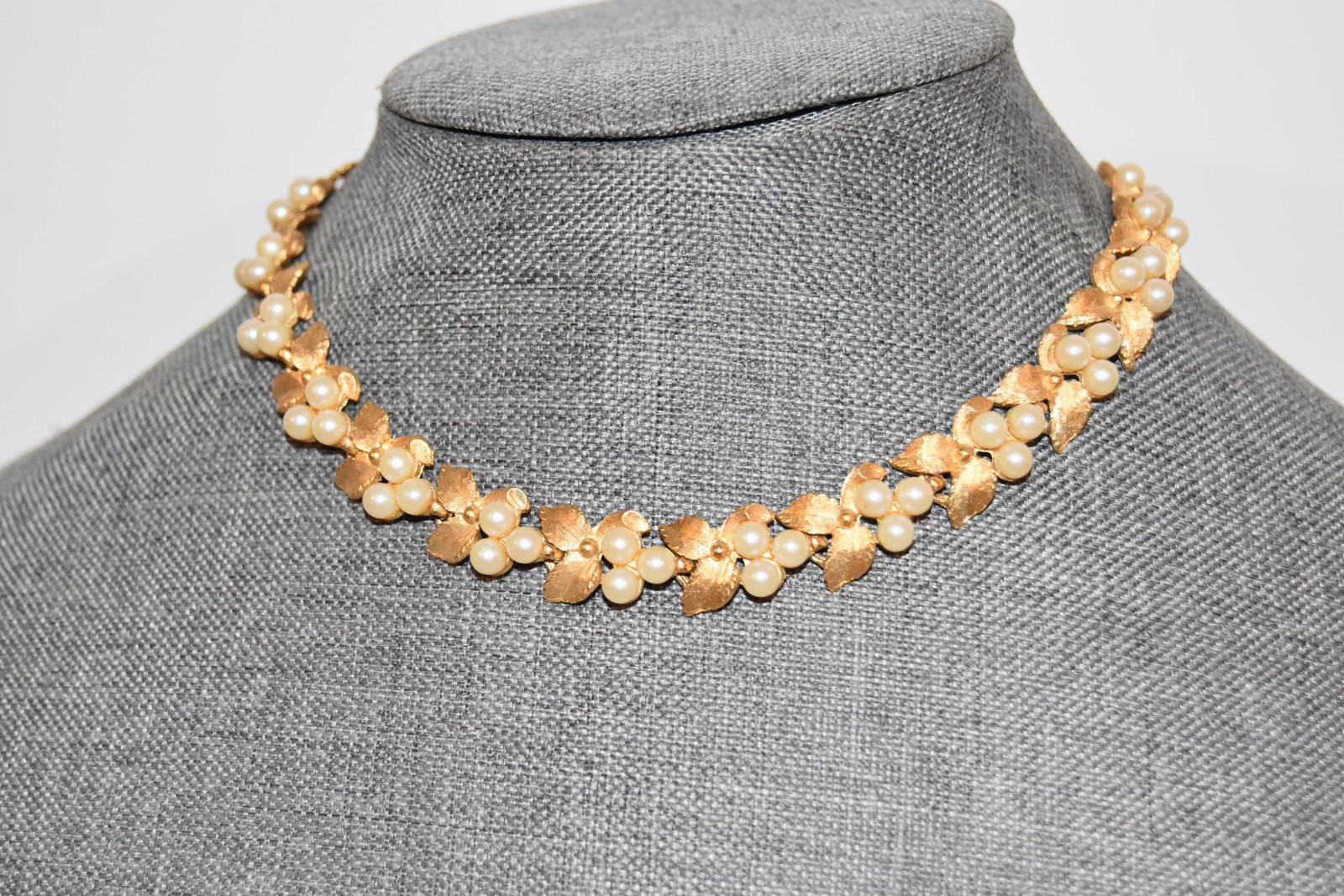 Vintage goldtone pearl choker Necklace 12": Vintage goldtone pearl choker Necklace 12" Please view all photos as they are part of the description and condition of this Item, Feel free to contact me with questions or picture requests! Used Item 