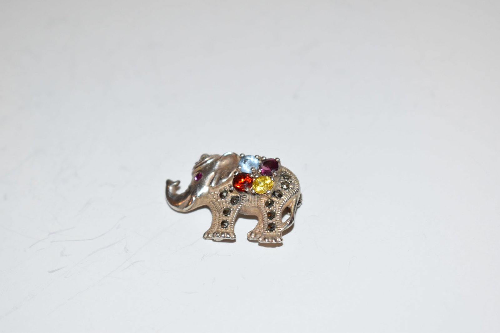 Vintage Sterling Silver elephant gem stone marcasite Brooch: Vintage Sterling Silver elephant gem stone marcasite Brooch Please view all photos as they are part of the description and condition of this Item, Feel free to contact me with questions or picture req