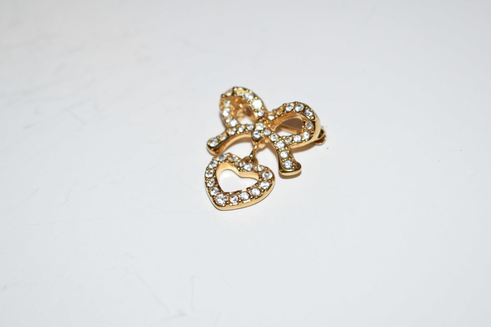 swarovski heart brooch pin: swarovski heart brooch pin Please view all photos as they are part of the description and condition of this Item, Feel free to contact me with questions or picture requests! Used Item AS IS