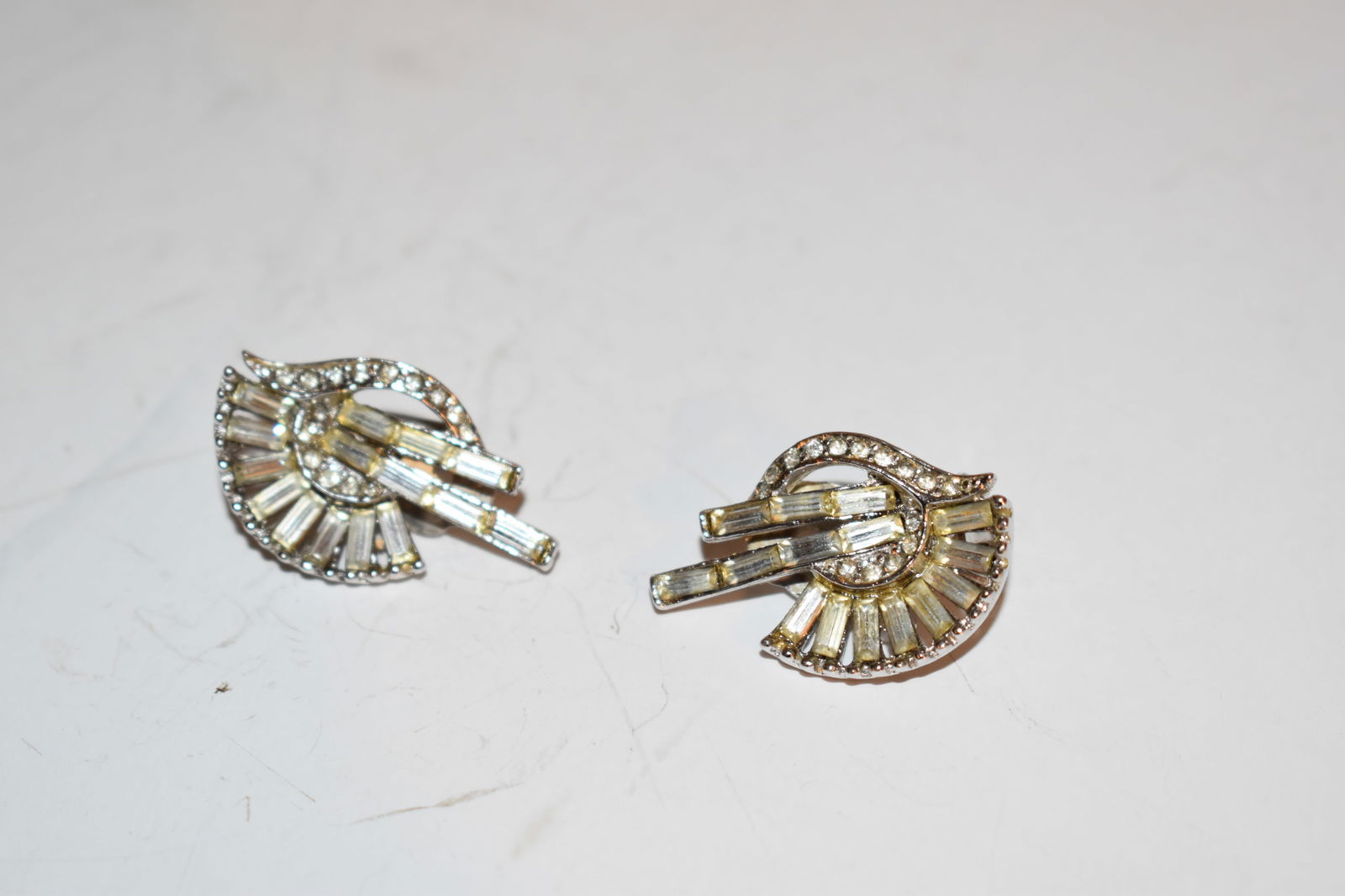 vintage rhinestone earrings: vintage rhinestone earrings Please view all photos as they are part of the description and condition of this Item, Feel free to contact me with questions or picture requests! Used Item AS IS