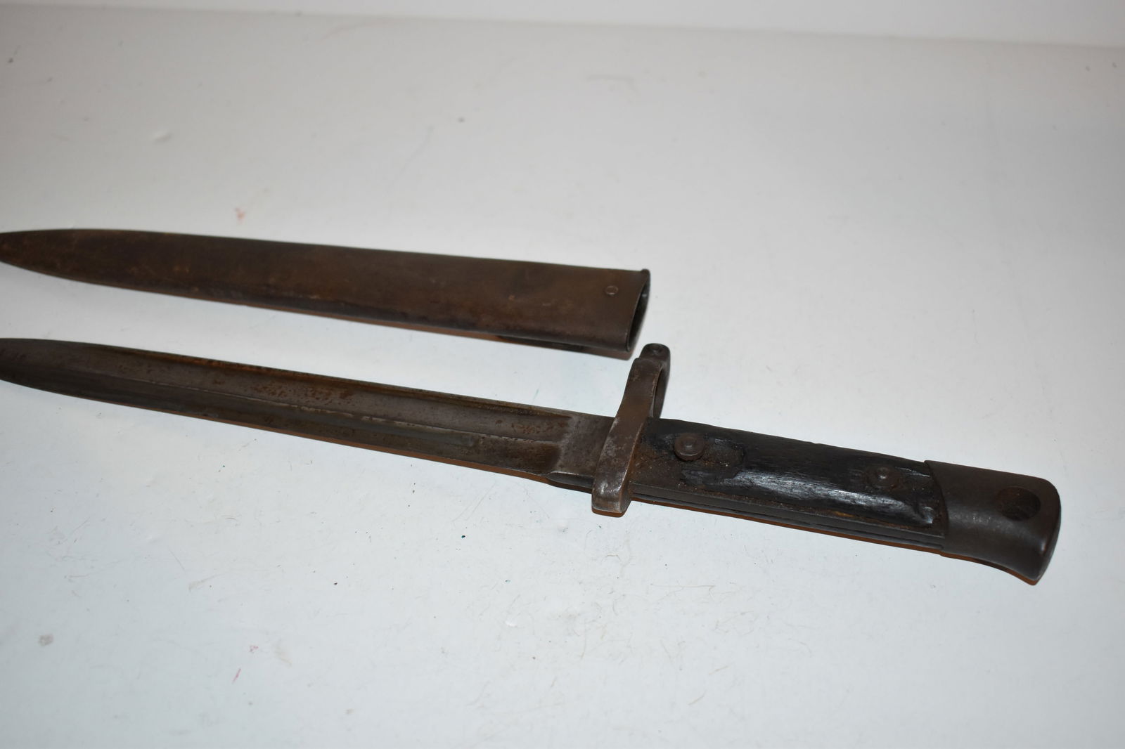 Germany WW1 Bayonet Fighting Knife w/ Scabbard missing some wood (1 of 4)