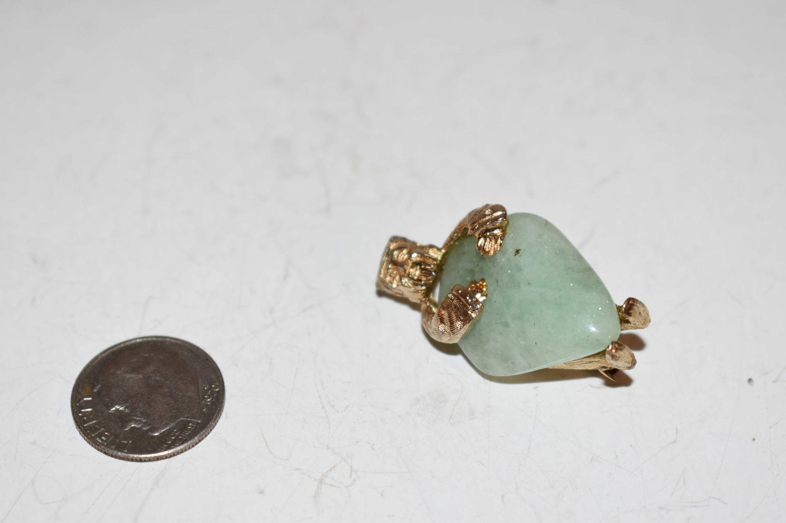 Vintage jadeite chinese Brooch: Vintage jadeite chinese Brooch Please view all photos as they are part of the description and condition of this Item, Feel free to contact me with questions or picture requests! Used Item AS IS
