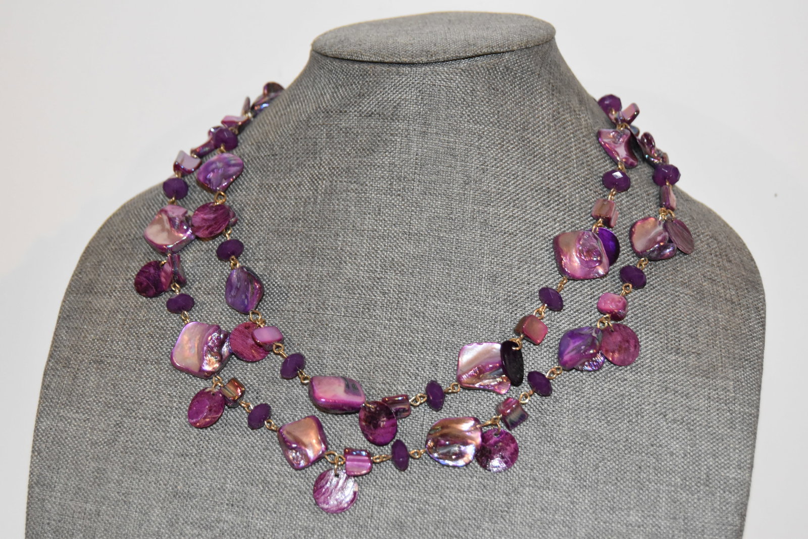 Vintage lavinder beade Necklace: Vintage lavinder beade Necklace Please view all photos as they are part of the description and condition of this Item, Feel free to contact me with questions or picture requests! Used Item AS IS