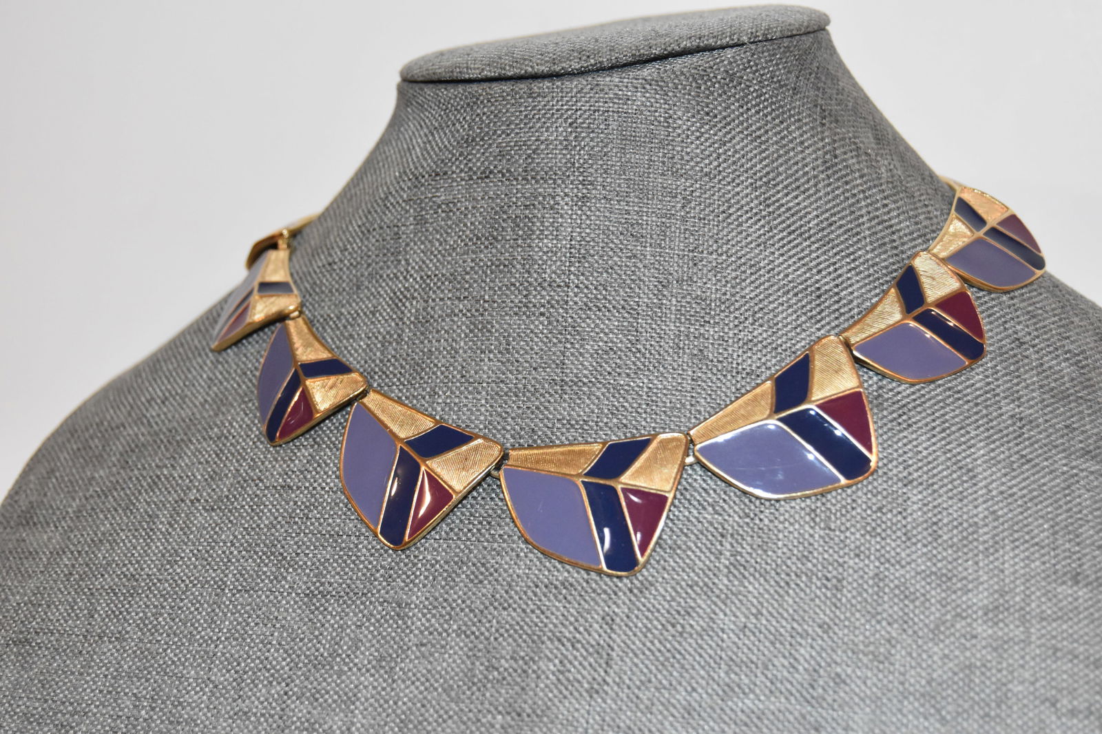 Lovely Trifari Vintage Gold Tone Enameled Gold Trim Necklace (1 of 4)