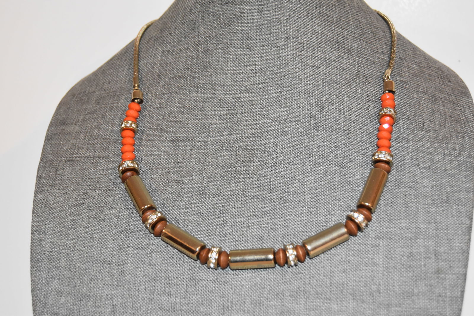 vintage guess necklace: vintage guess necklace Please view all photos as they are part of the description and condition of this Item, Feel free to contact me with questions or picture requests! Used Item AS IS