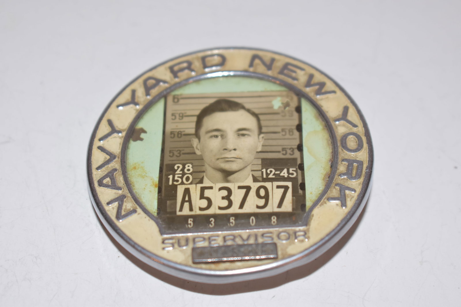 Vintage WW2 Navy Yard New York Supervisor ID 1945 Navy Badge: Vintage WW2 Navy Yard New York Supervisor ID 1945 Navy Badge Please view all photos as they are part of the description and condition of this Item, Feel free to contact me with questions or picture re