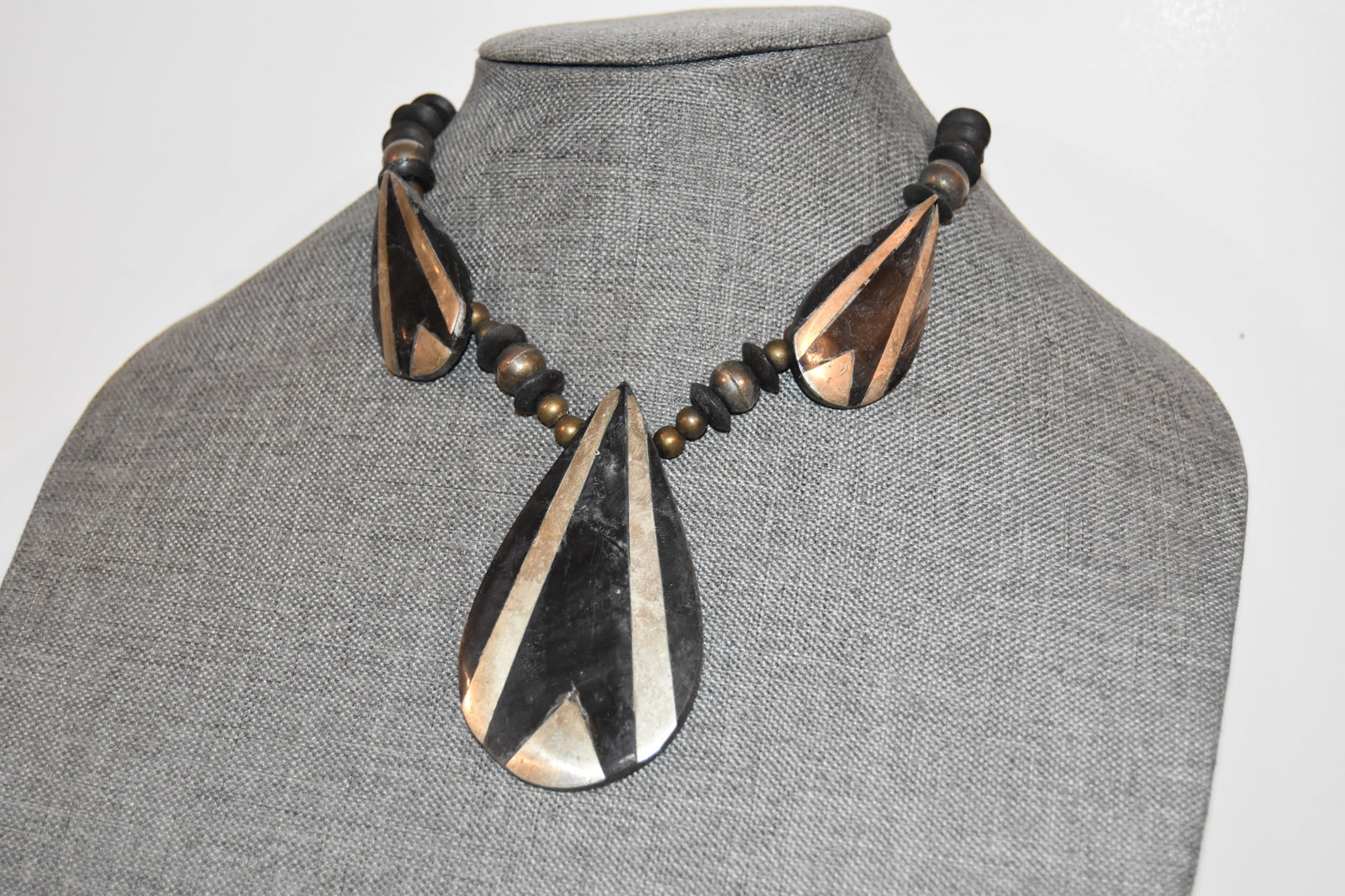 Vintage old statement Necklace: Vintage old statement Necklace Please view all photos as they are part of the description and condition of this Item, Feel free to contact me with questions or picture requests! Used Item AS IS