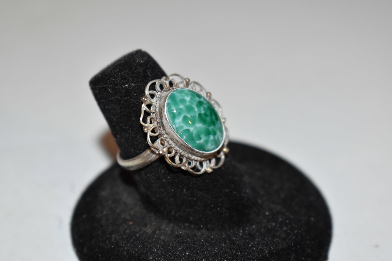 Vintage Sterling Silver green stone Ring sz 6: Vintage Sterling Silver green stone Ring sz 6 Please view all photos as they are part of the description and condition of this Item, Feel free to contact me with questions or picture requests! Used It