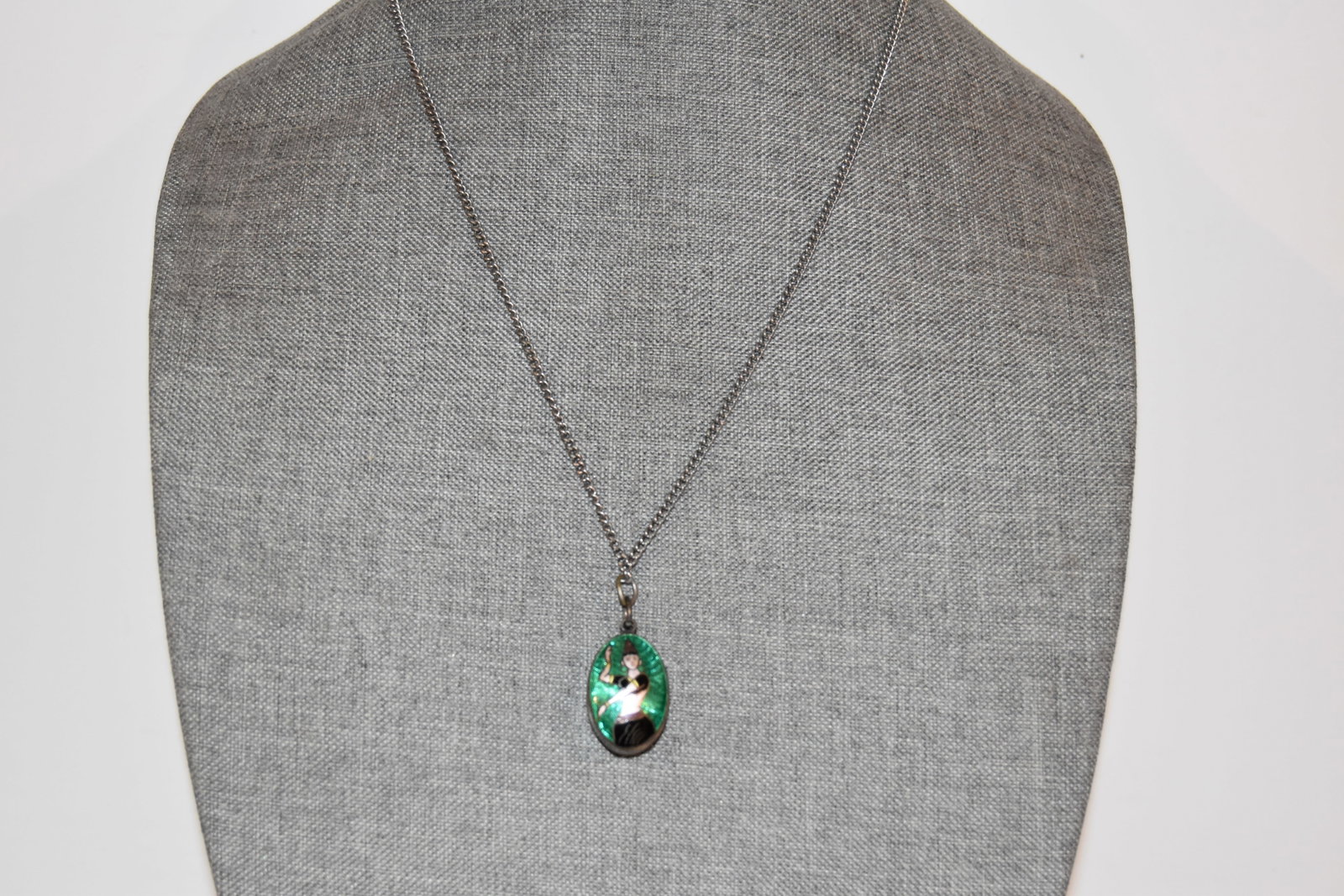 Vintage enamel pendant locket old Necklace: Vintage enamel pendant locket old Necklace Please view all photos as they are part of the description and condition of this Item, Feel free to contact me with questions or picture requests! Used Item 