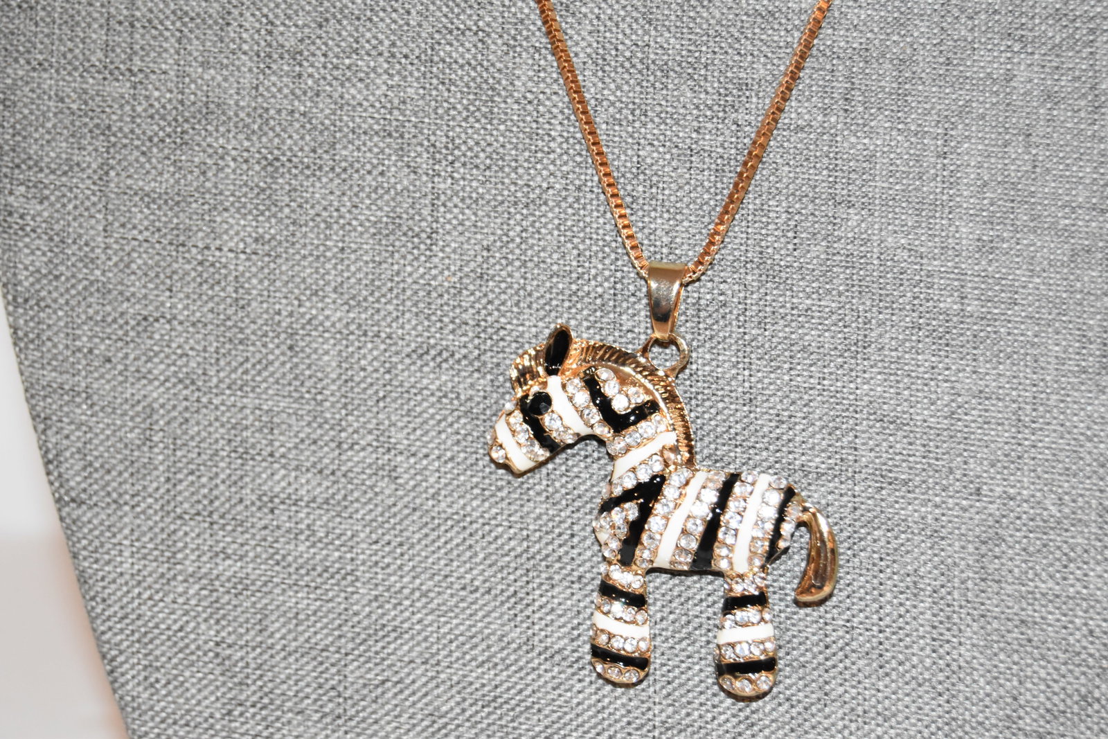 Vintage zebra pendant Necklace: Vintage zebra pendant Necklace Please view all photos as they are part of the description and condition of this Item, Feel free to contact me with questions or picture requests! Used Item AS IS