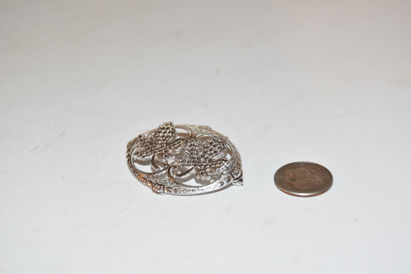 vintage Sterling Silver marcasite leaf Brooch: vintage Sterling Silver marcasite leaf Brooch Please view all photos as they are part of the description and condition of this Item, Feel free to contact me with questions or picture requests! Used It