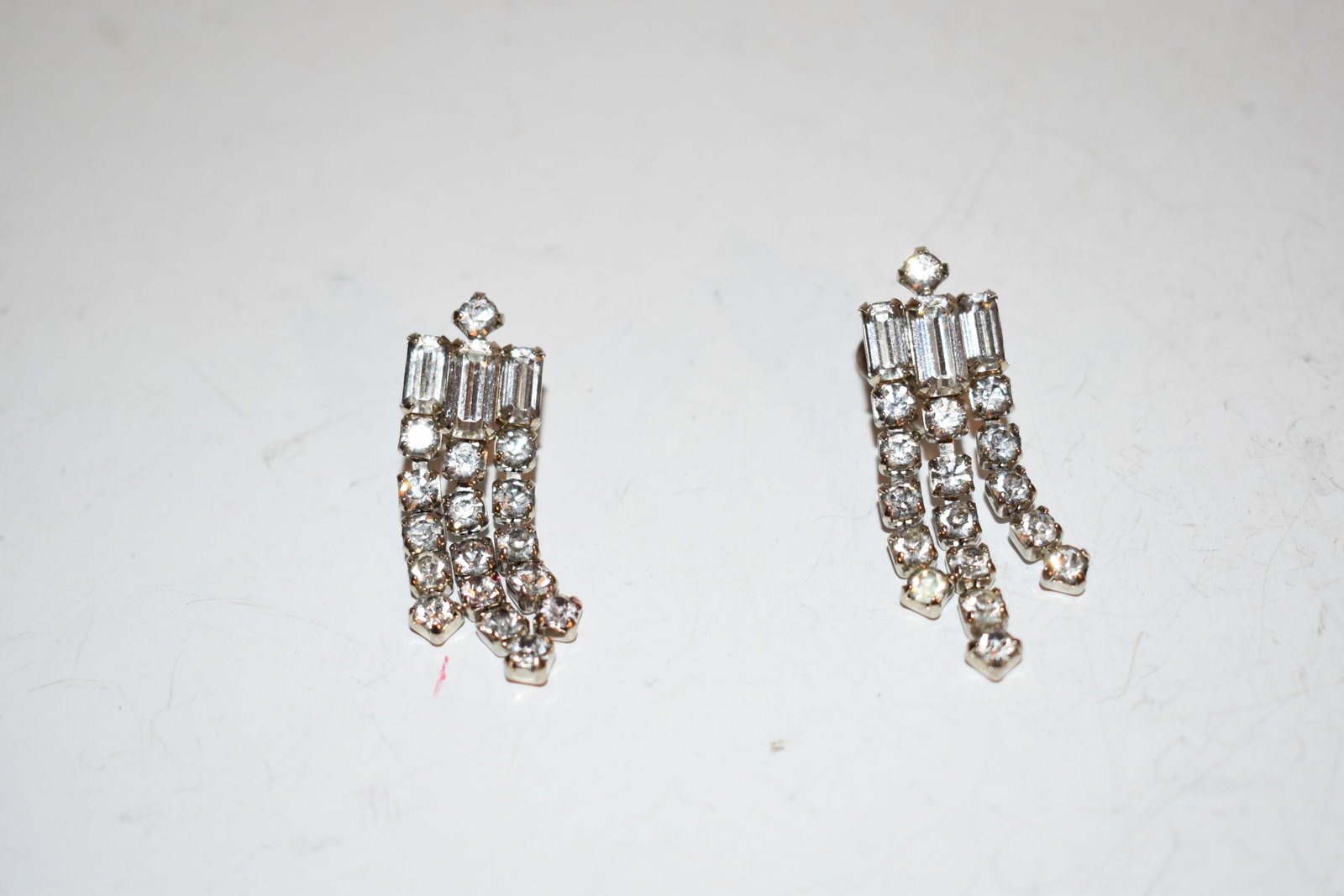 vintage rhinestone earrings: vintage rhinestone earrings Please view all photos as they are part of the description and condition of this Item, Feel free to contact me with questions or picture requests! Used Item AS IS