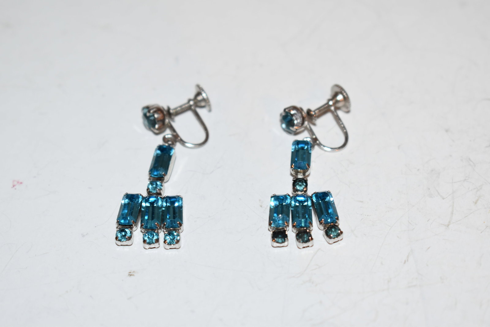 vintage rhinestone earrings: vintage rhinestone earrings Please view all photos as they are part of the description and condition of this Item, Feel free to contact me with questions or picture requests! Used Item AS IS