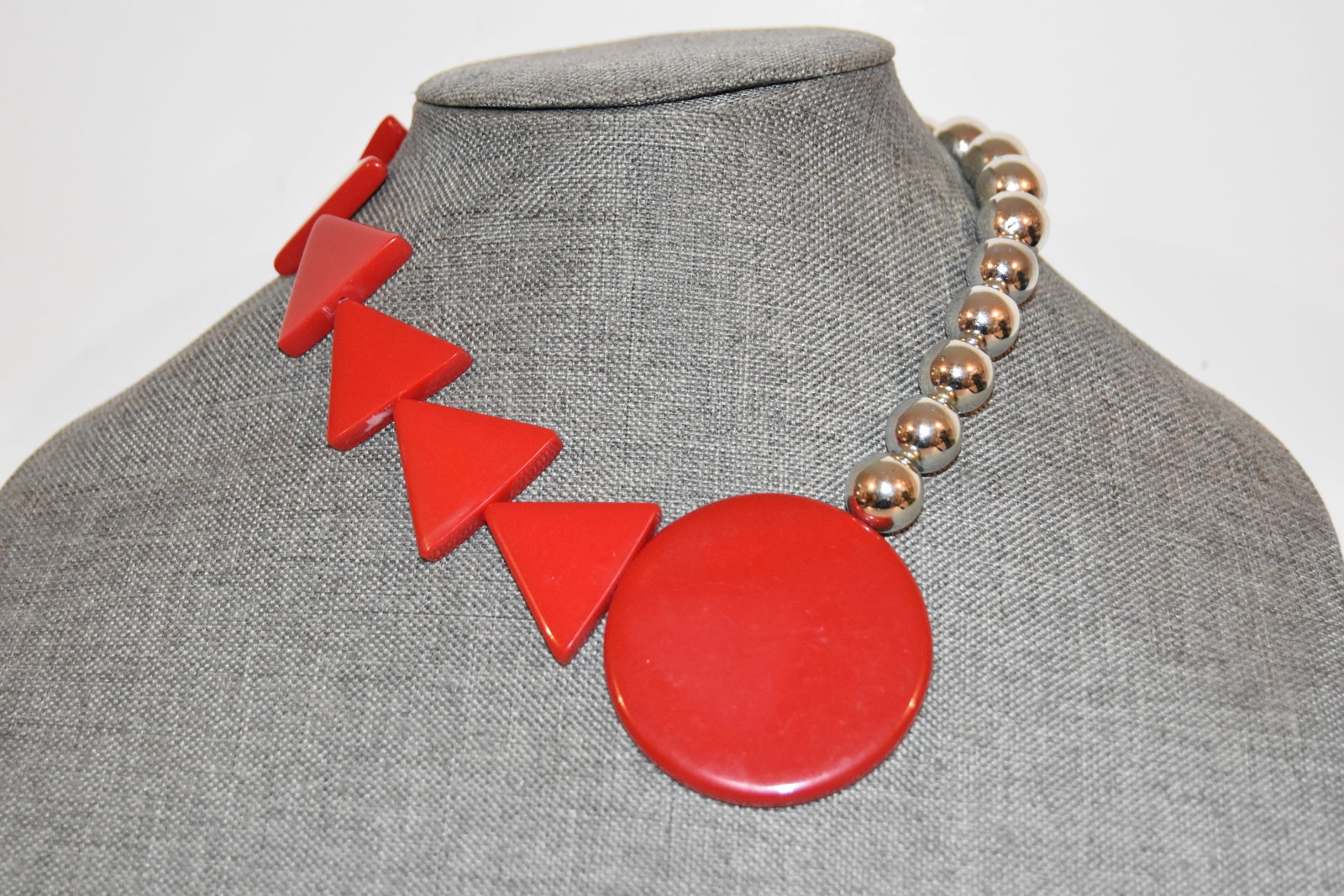 Vintage statement Necklace: Vintage statement Necklace Please view all photos as they are part of the description and condition of this Item, Feel free to contact me with questions or picture requests! Used Item AS IS