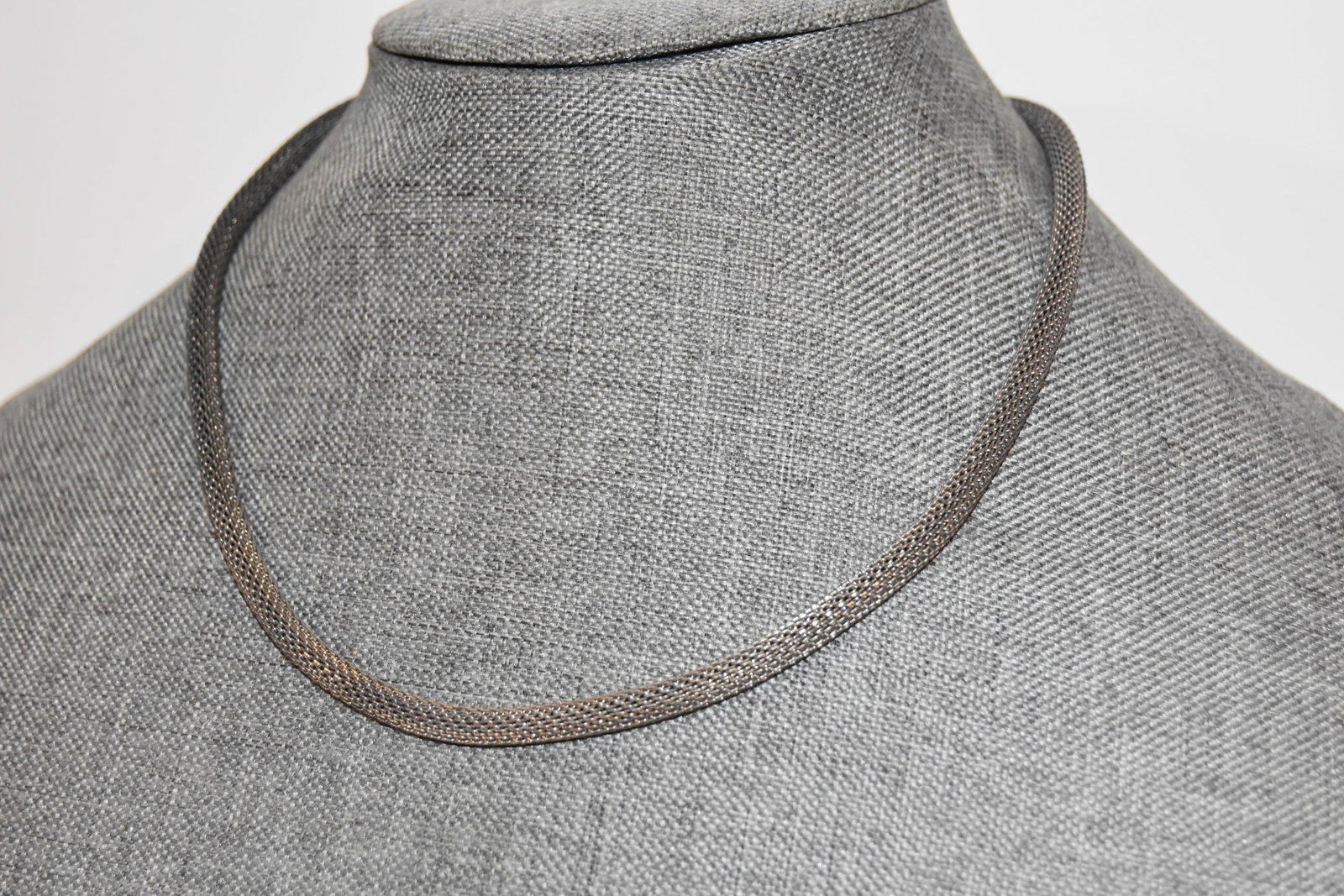 Vintage mesh Necklace: Vintage mesh Necklace Please view all photos as they are part of the description and condition of this Item, Feel free to contact me with questions or picture requests! Used Item AS IS
