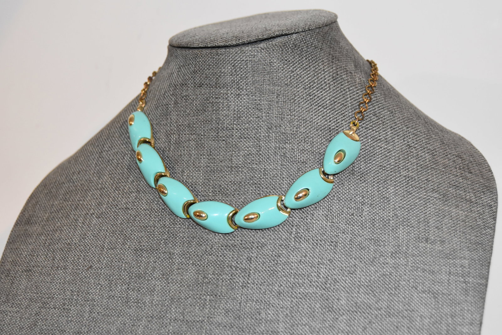 Vintage green enamaled choker Necklace 10": Vintage green enamaled choker Necklace 10" Please view all photos as they are part of the description and condition of this Item, Feel free to contact me with questions or picture requests! Used Item 