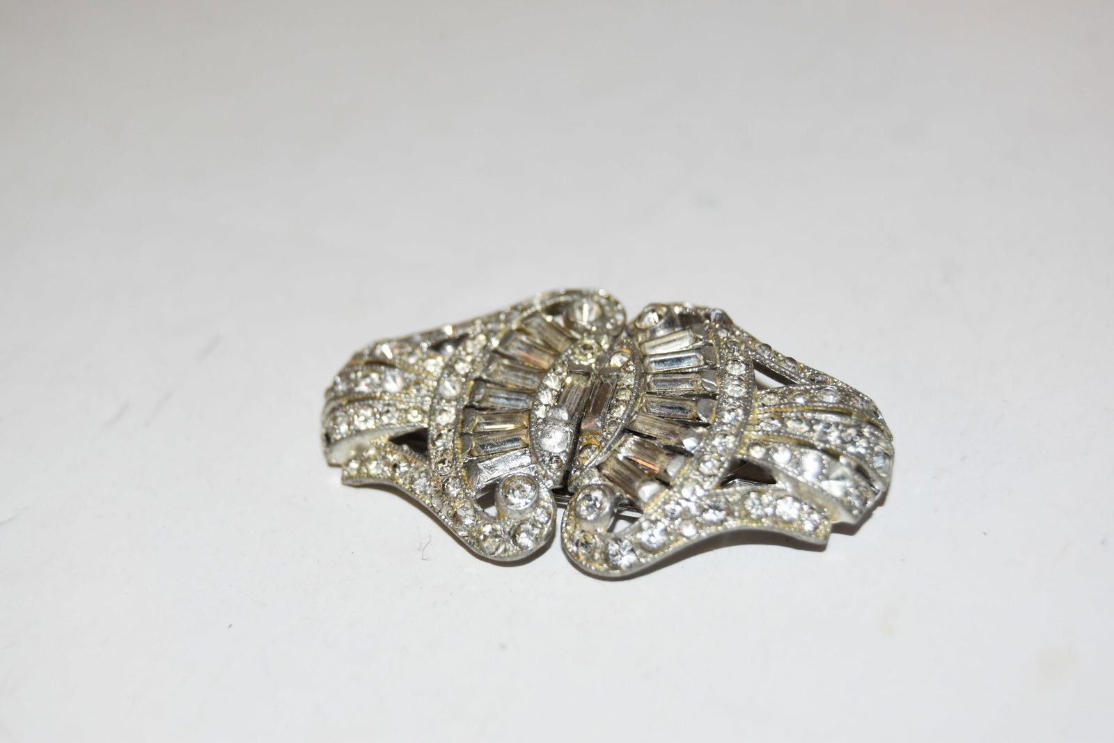 Vintage Art Deco Clear Rhinestone Fur or Shoe Clip Brooch: Vintage Art Deco Clear Rhinestone Fur or Shoe Clip Brooch Please view all photos as they are part of the description and condition of this Item, Feel free to contact me with questions or picture reque