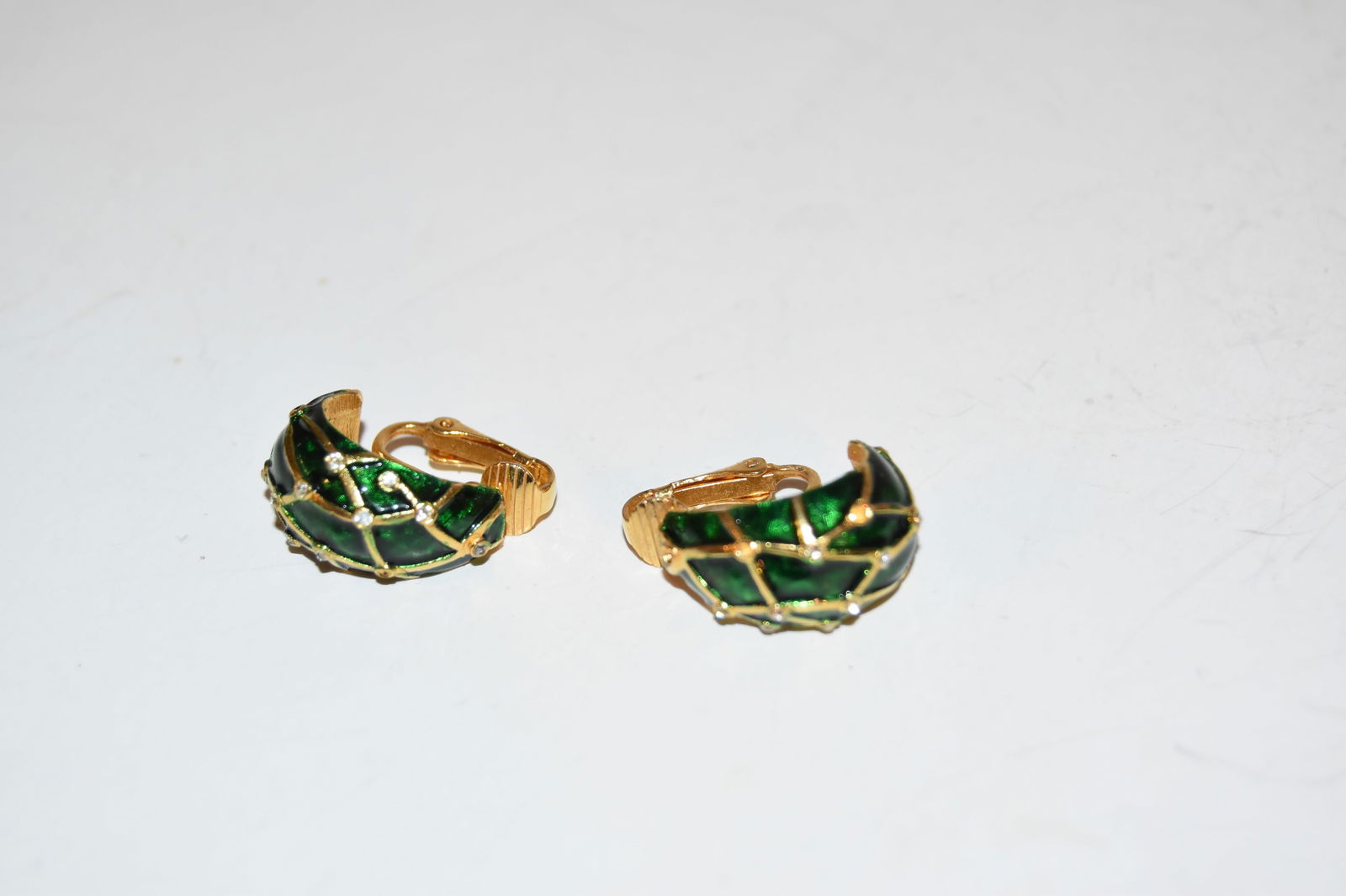 Vintage boucher goldtone enamel green earrings # 8862E (1 of 3)