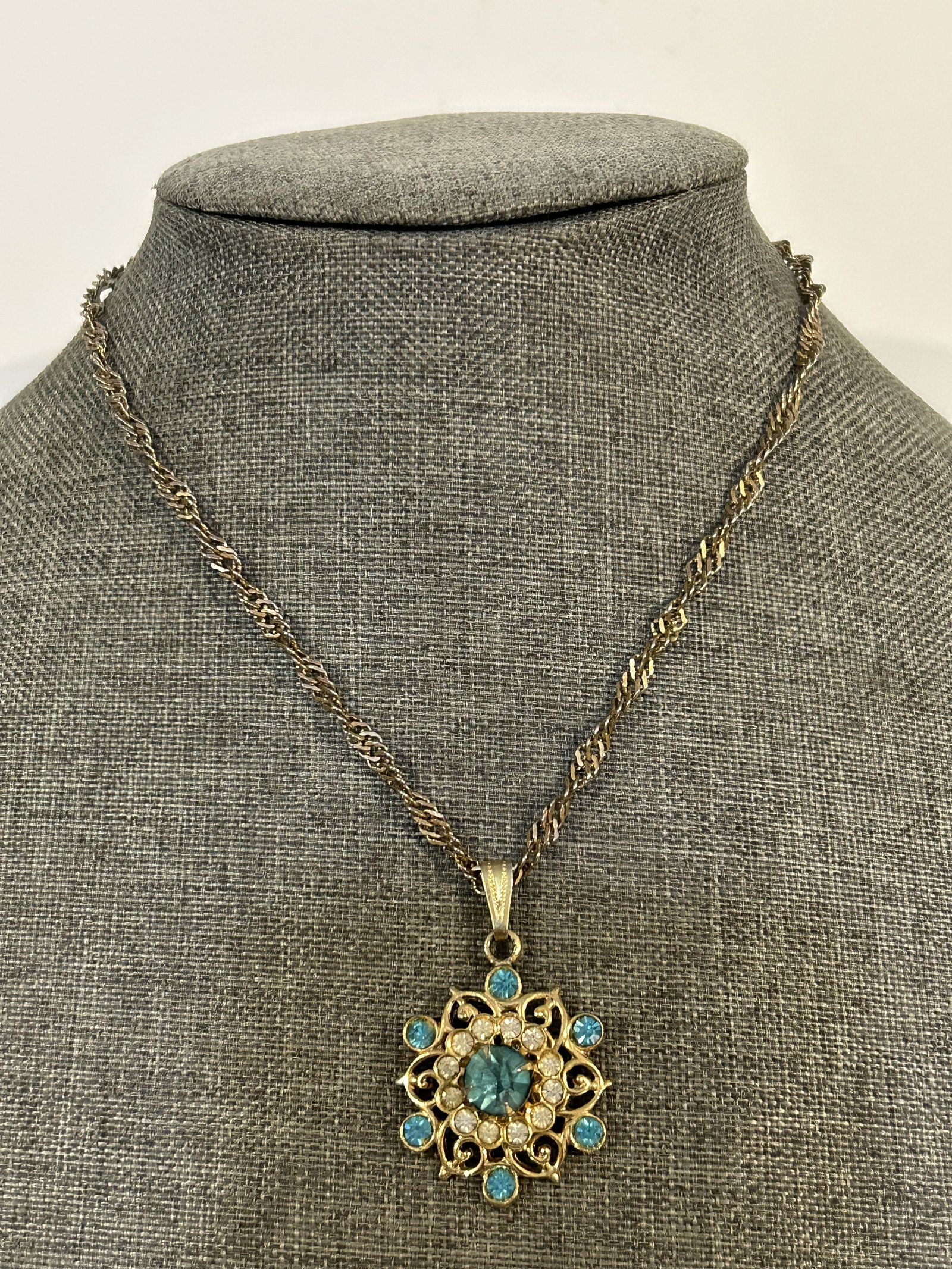 Vintage rhinestone snow flake Neckalace: Vintage rhinestone snow flake Neckalace Please view all photos as they are part of the description and condition of this Item, Feel free to contact me with questions or picture requests! Used Item AS 