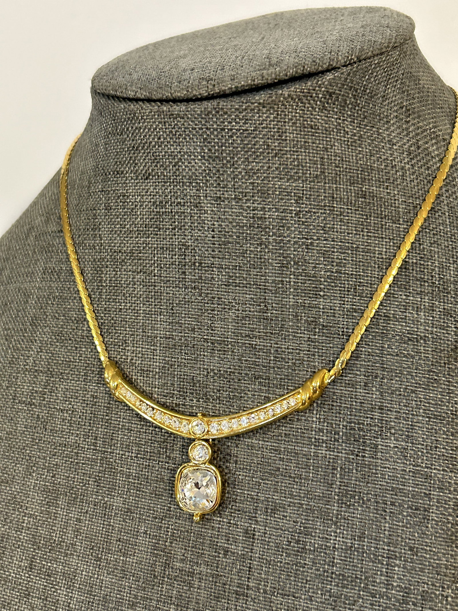 Vintage gold tone rhinestone Neckalace: Vintage gold tone rhinestone Neckalace Please view all photos as they are part of the description and condition of this Item, Feel free to contact me with questions or picture requests! Used Item AS I