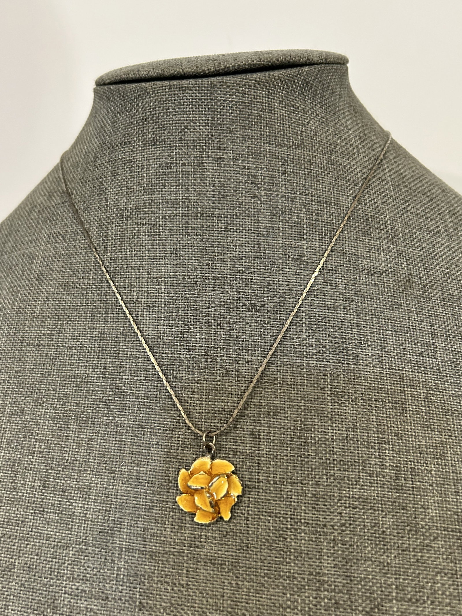 Vintage enamel leaf Neckalace: Vintage enamel leaf Neckalace Please view all photos as they are part of the description and condition of this Item, Feel free to contact me with questions or picture requests! Used Item AS IS