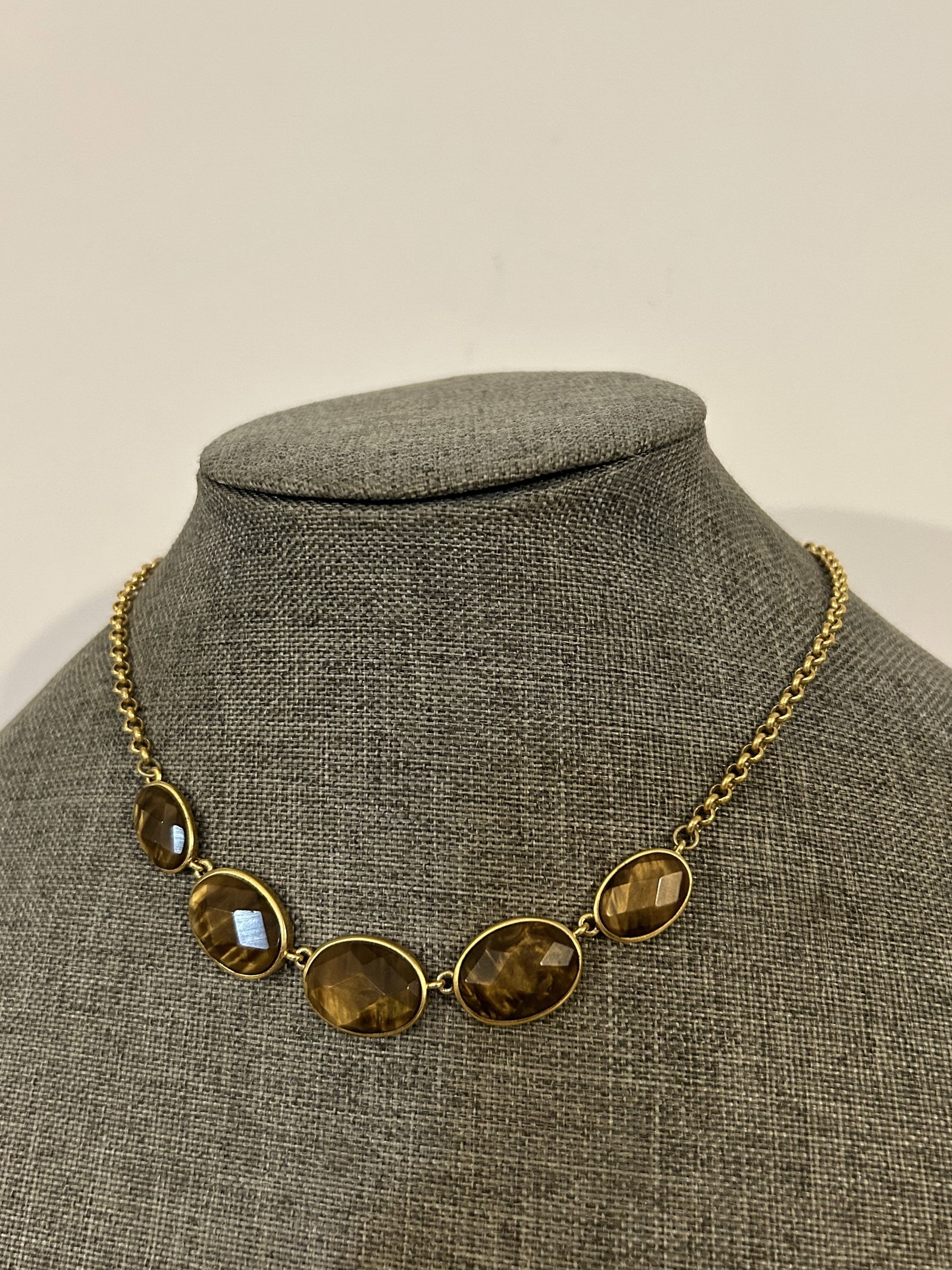 Vintage brown gold tone choker Neckalace: Vintage brown gold tone choker Neckalace Please view all photos as they are part of the description and condition of this Item, Feel free to contact me with questions or picture requests! Used Item AS