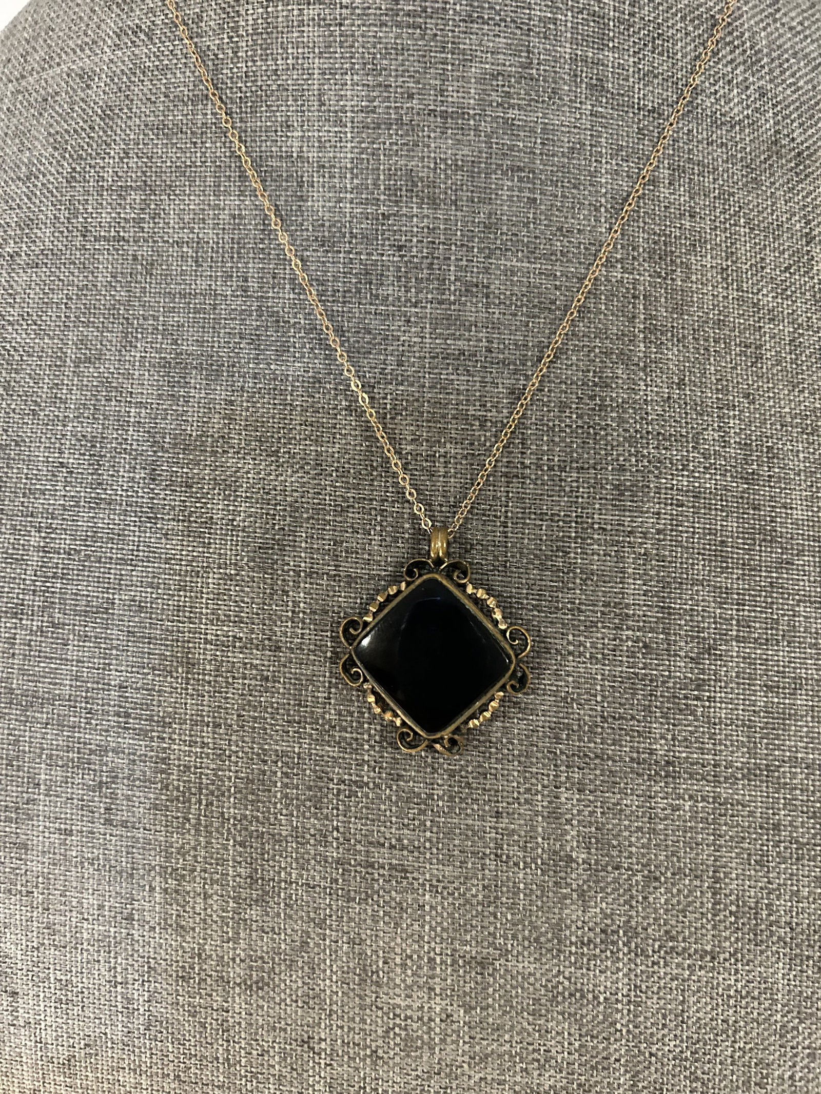 Vintage gold filled onyx pendant Neckalace: Vintage gold filled onyx pendant Neckalace Please view all photos as they are part of the description and condition of this Item, Feel free to contact me with questions or picture requests! Used Item 