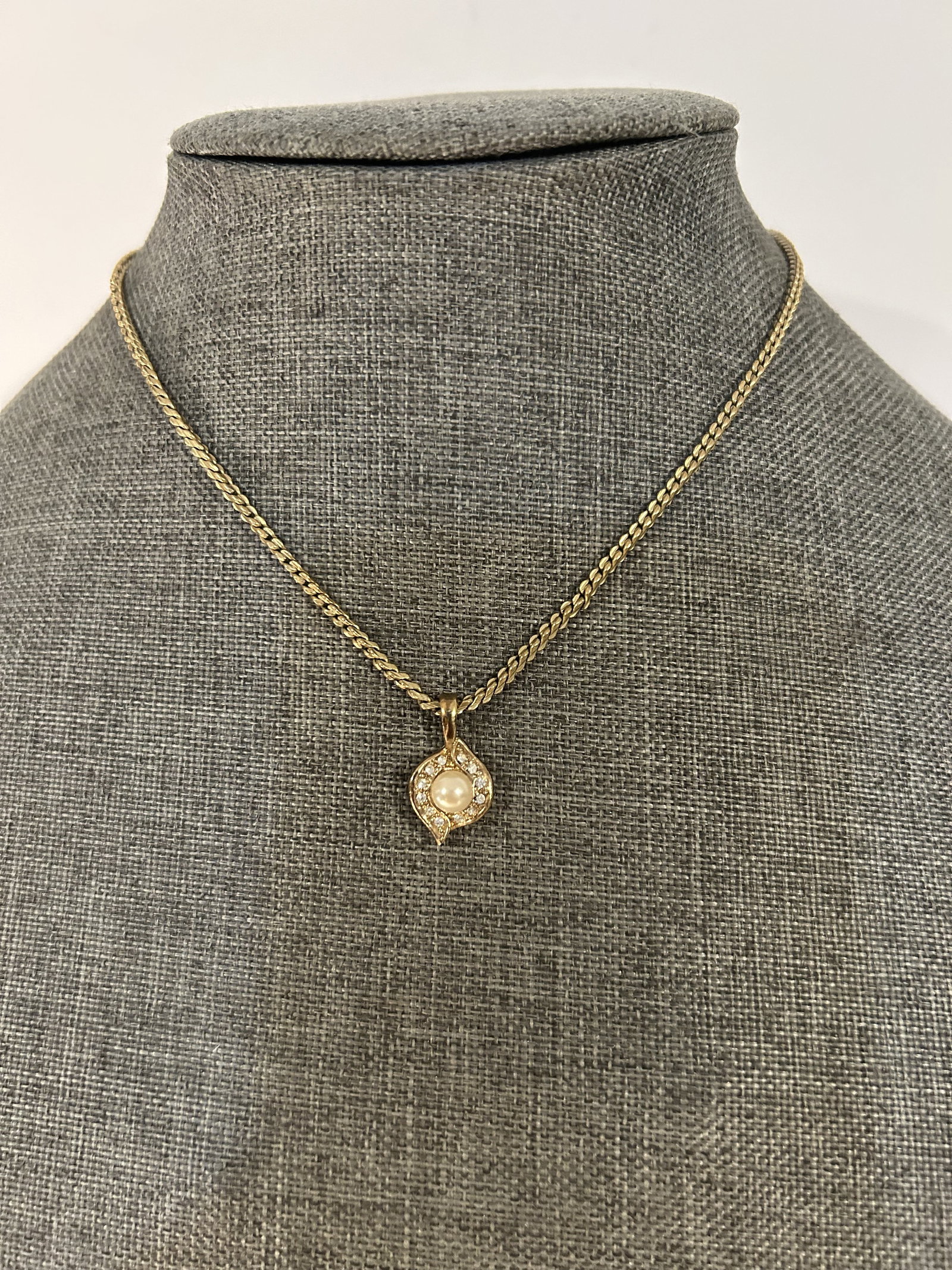 Vintage gold filled flower pendant Neckalace: Vintage gold filled flower pendant Neckalace Please view all photos as they are part of the description and condition of this Item, Feel free to contact me with questions or picture requests! Used Ite