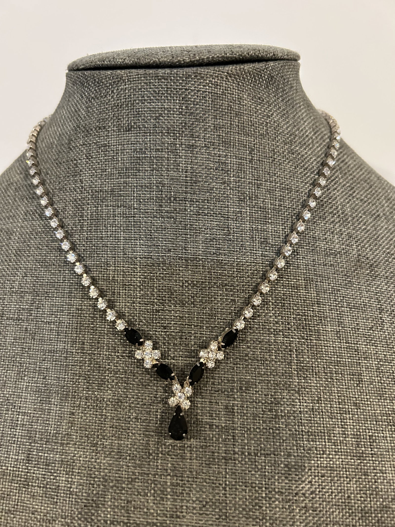 Vintage old rhinestone V neck Neckalace: Vintage old rhinestone V neck Neckalace Please view all photos as they are part of the description and condition of this Item, Feel free to contact me with questions or picture requests! Used Item AS 