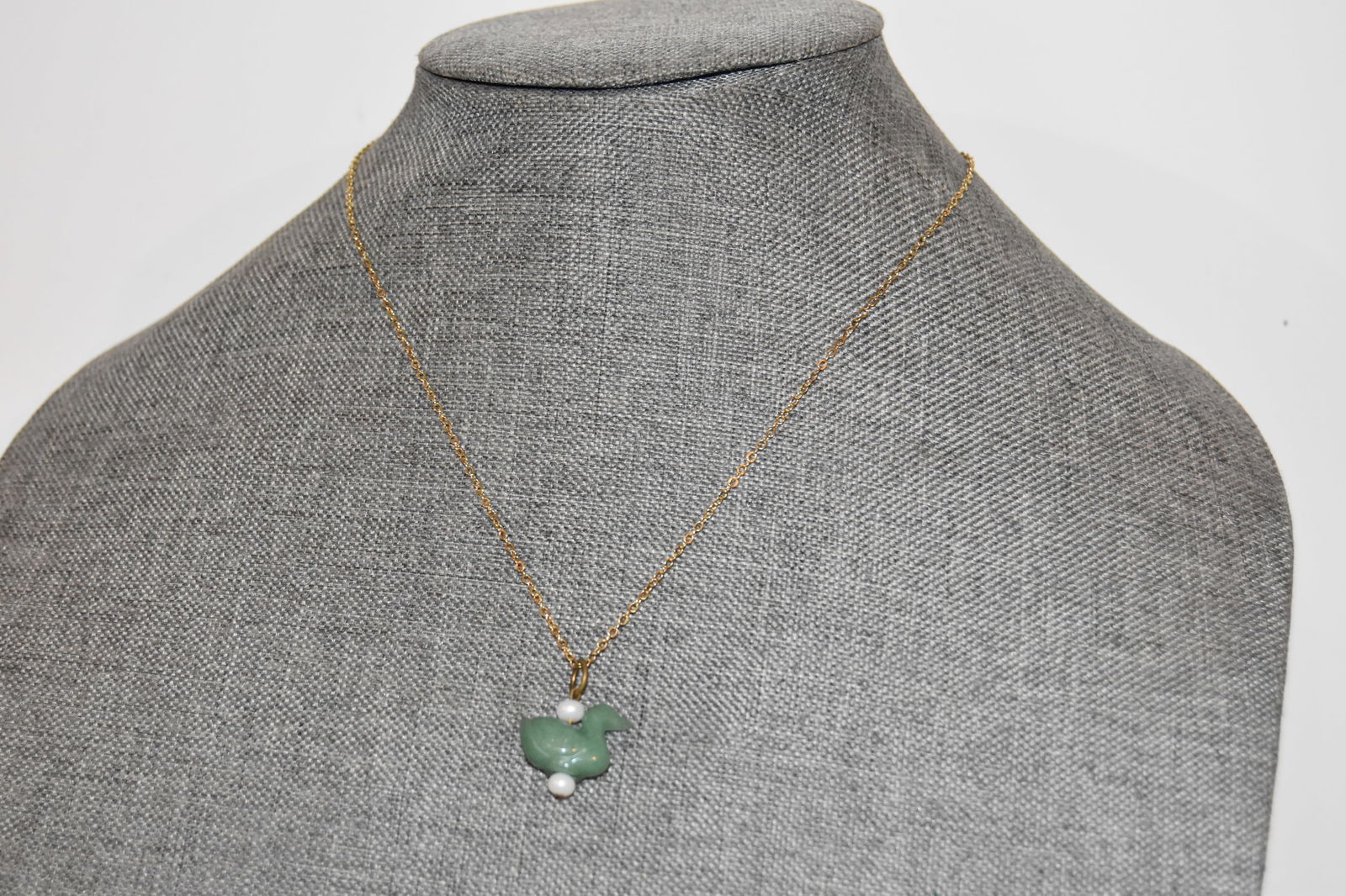 Vintage tested Jadeite duck pendant Necklace: Vintage tested Jadeite duck pendant Necklace Please view all photos as they are part of the description and condition of this Item, Feel free to contact me with questions or picture requests! Used Ite