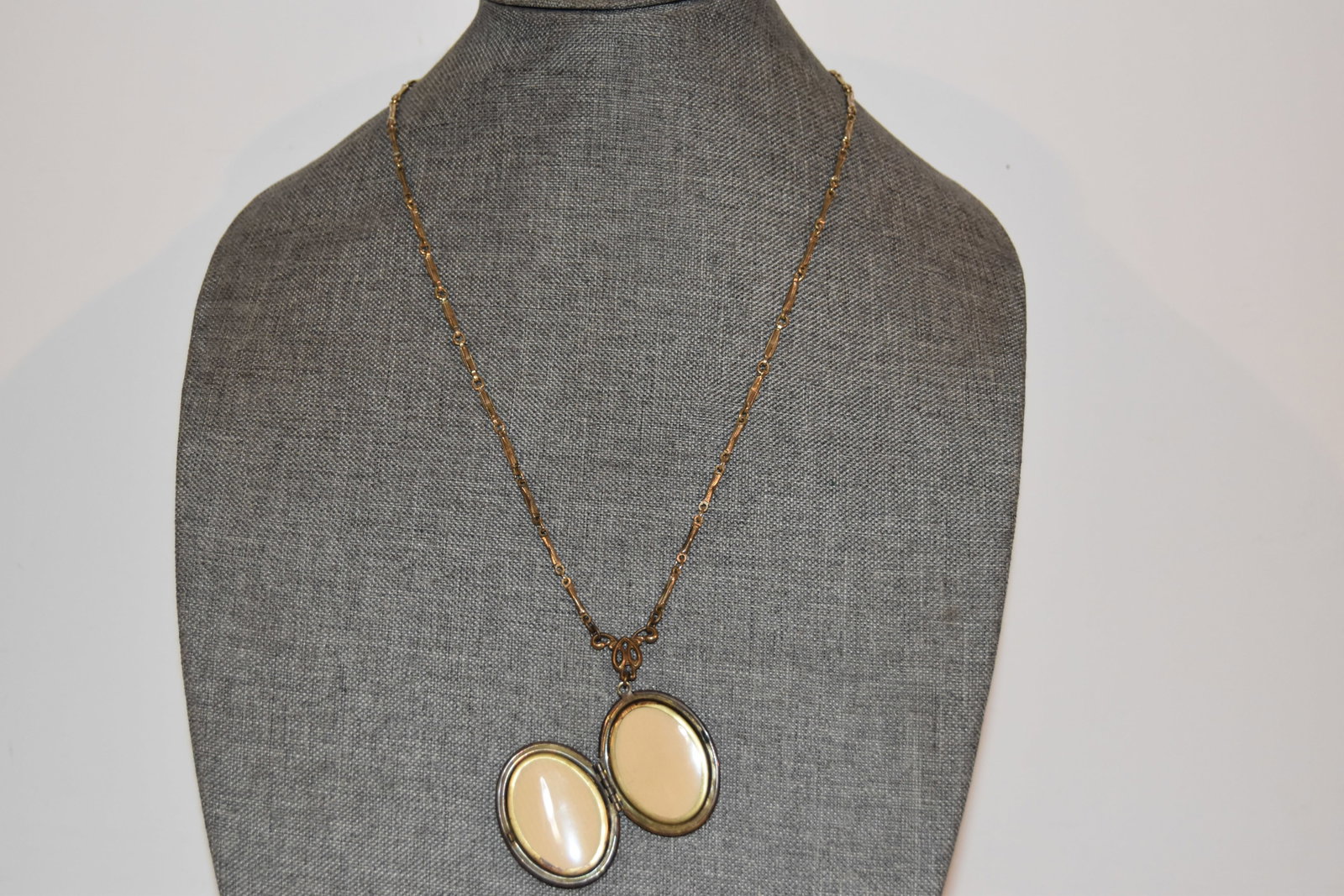 Vintage brass locket pendant Necklace: Vintage brass locket pendant Necklace Please view all photos as they are part of the description and condition of this Item, Feel free to contact me with questions or picture requests! Used Item AS IS