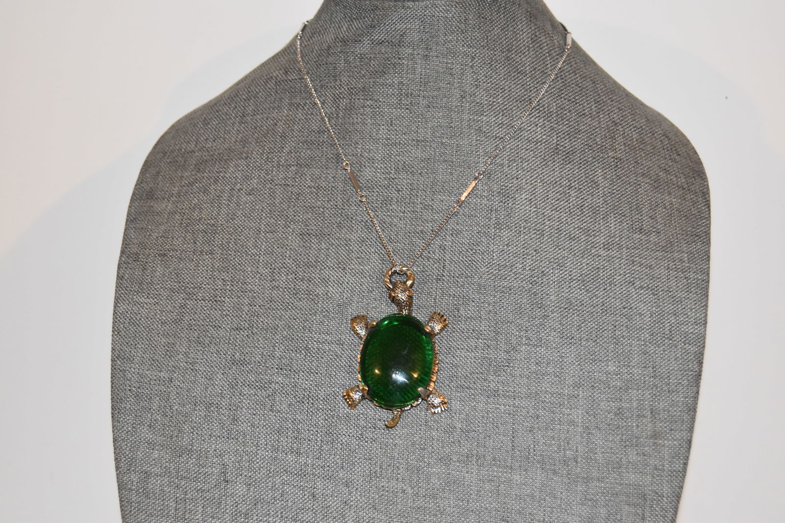Vintage green turtle pendant Necklace (1 of 4)