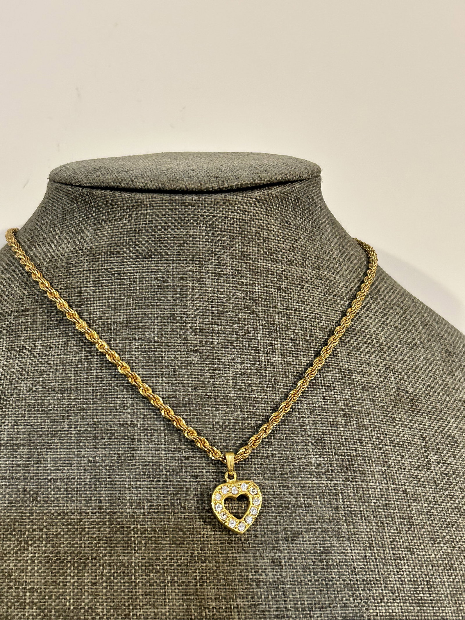 Vintage gold tone monet heart pendant Necklace: Vintage gold tone monet heart pendant Necklace Please view all photos as they are part of the description and condition of this Item, Feel free to contact me with questions or picture requests! Used I