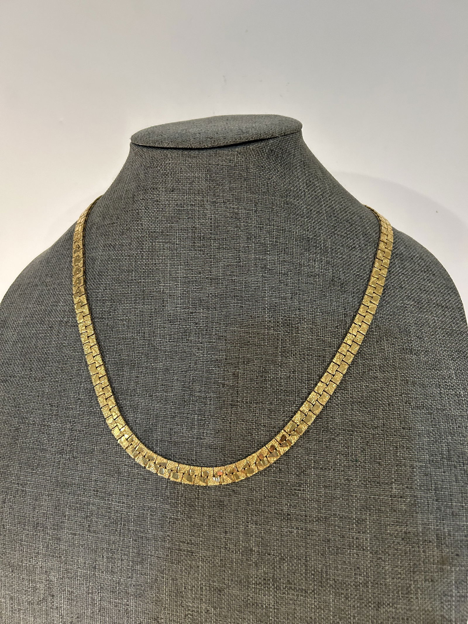 Vintage gold tone nugget Neckalace: Vintage gold tone nugget Neckalace Please view all photos as they are part of the description and condition of this Item, Feel free to contact me with questions or picture requests! Used Item AS IS