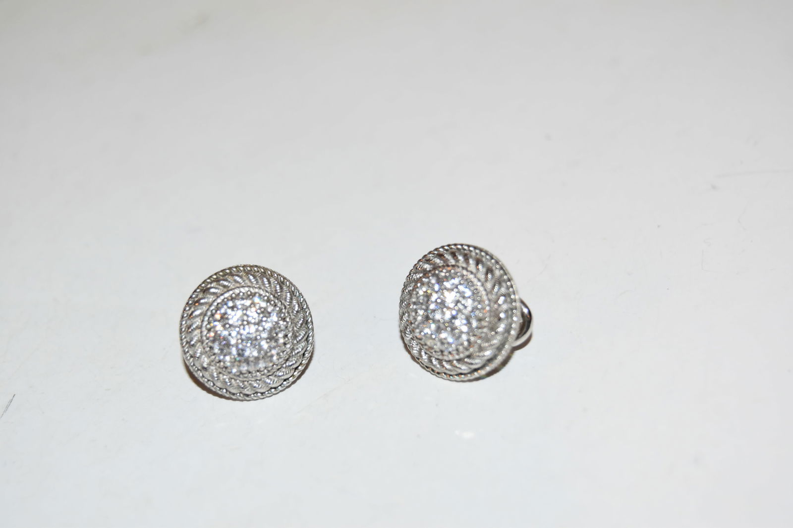 Judith Ripka Diamond Rope Stud Earring: Judith Ripka Diamond Rope Stud Earring Please view all photos as they are part of the description and condition of this Item, Feel free to contact me with questions or picture requests! Used Item AS I
