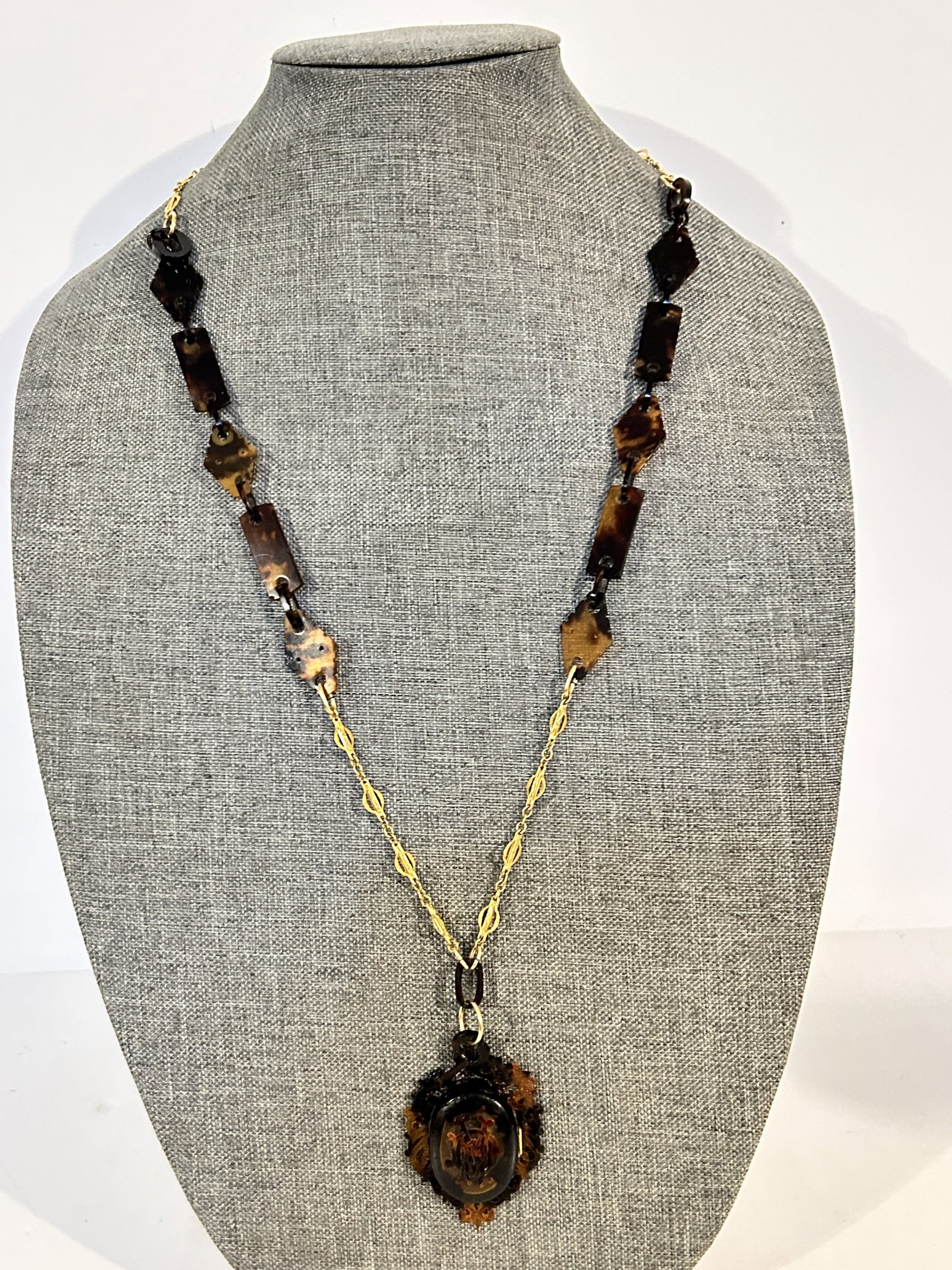 Vintage brown swirl acrylic locket necklace: Vintage brown swirl acrylic locket necklace Please view all photos as they are part of the description and condition of this Item, Feel free to contact me with questions or picture requests! Used Item