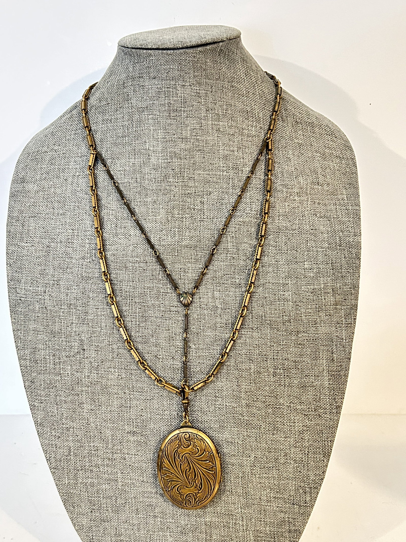 Vintage brass Chain Picture Locket Pendant Necklace: Vintage brass Chain Picture Locket Pendant Necklace Please view all photos as they are part of the description and condition of this Item, Feel free to contact me with questions or picture requests! U